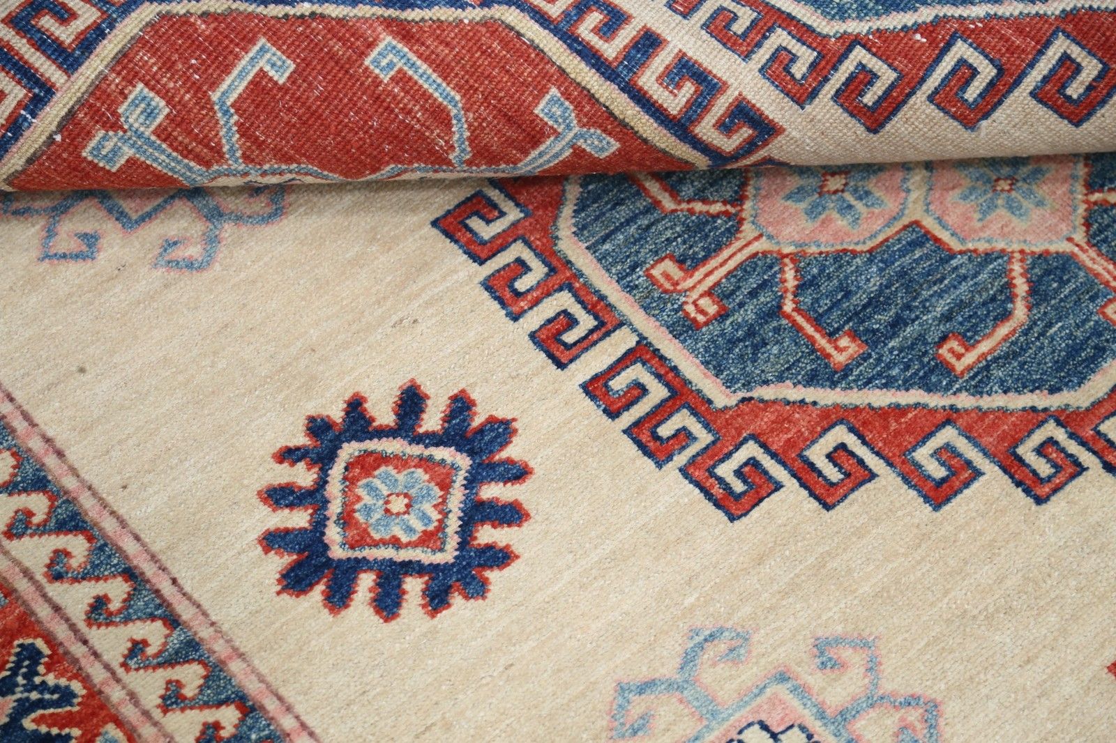Tapis à motif médaillon tribal, noué à la main, beige, rouge et bleu, 1,48 x 1,88 m photo 1474.0