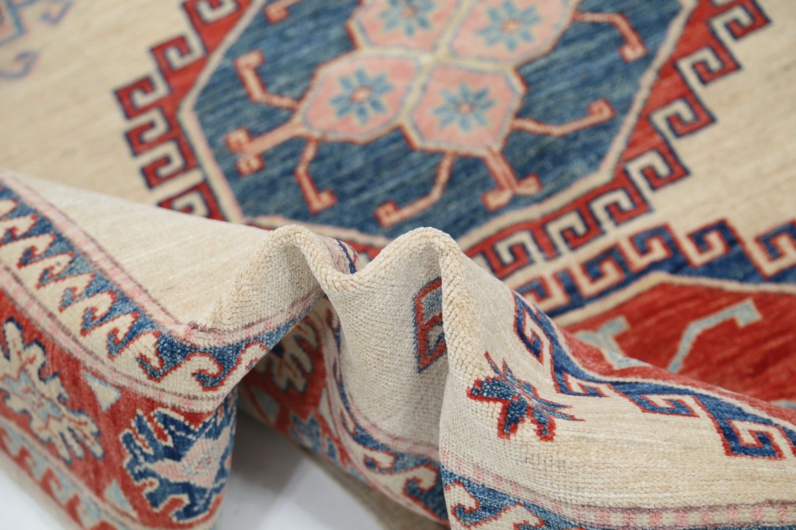 Tapis à motif médaillon tribal, noué à la main, beige, rouge et bleu, 1,48 x 1,88 m photo vinterior
