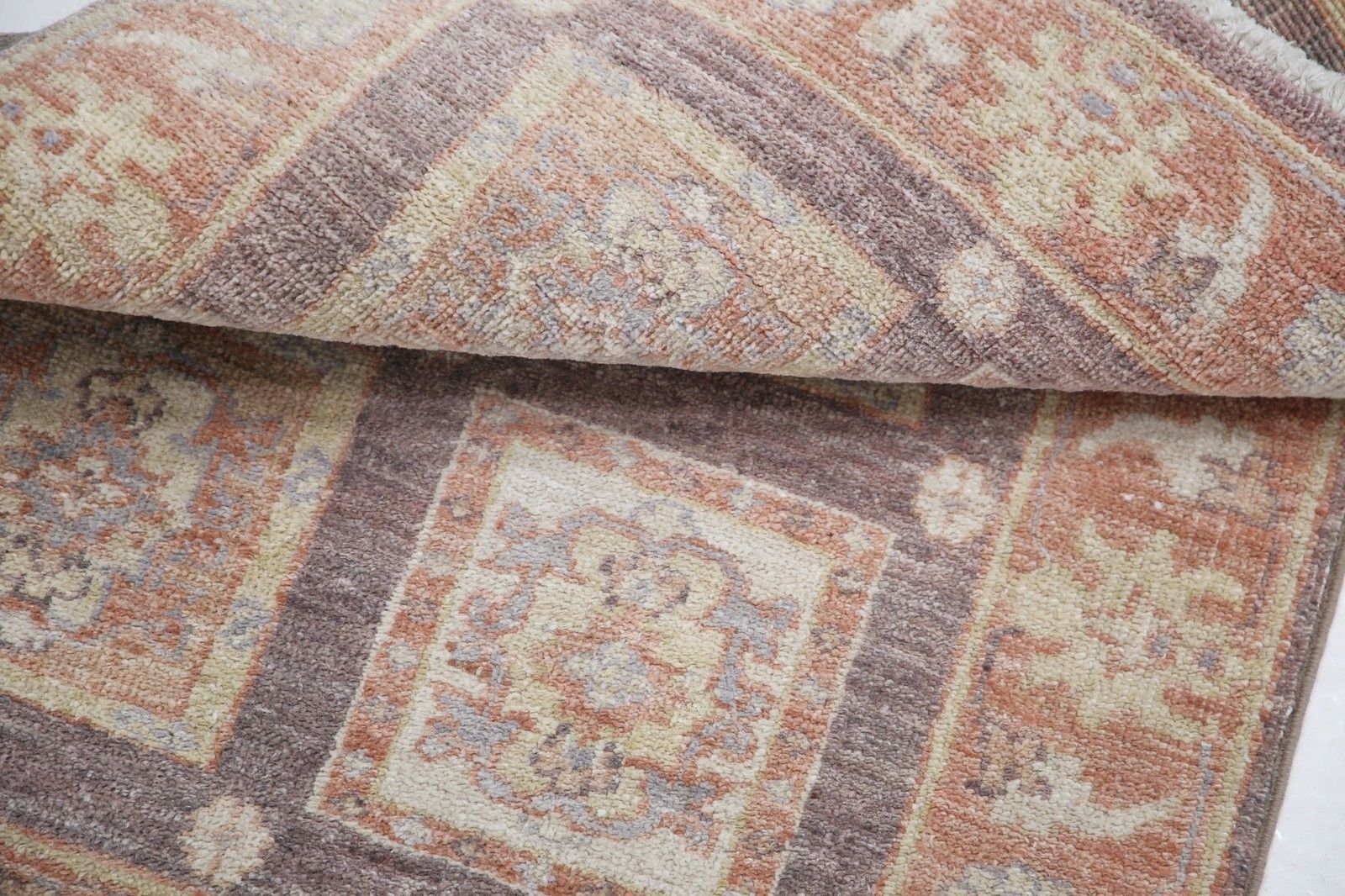 Tapis 67 x 91 cm noué à la main, rouille, brun et or, motif géométrique floral photo vinterior