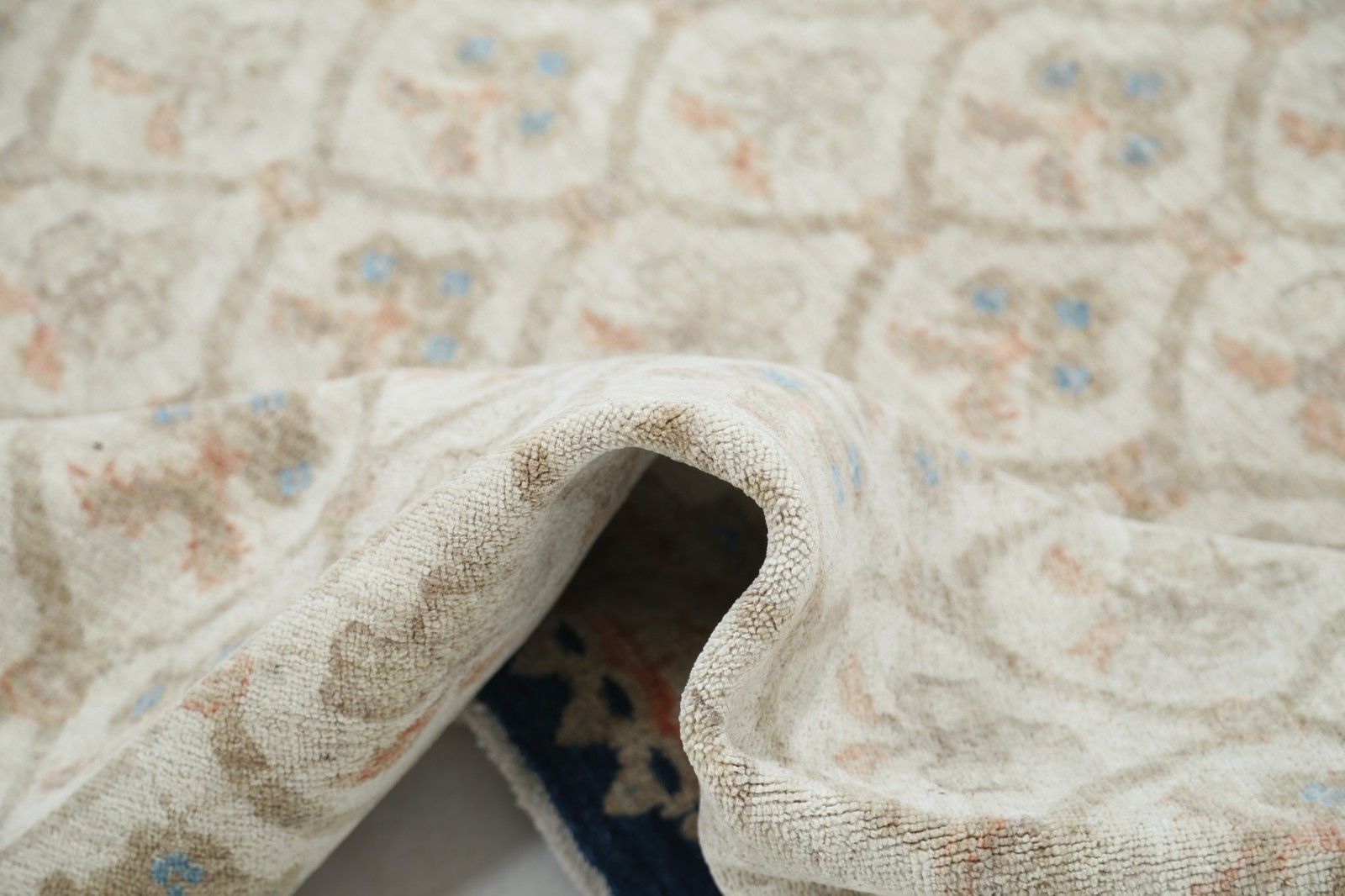 Tapis en laine beige et bleu à motif floral géométrique, noué à la main, 1,70 x 2,40 m photo vinterior