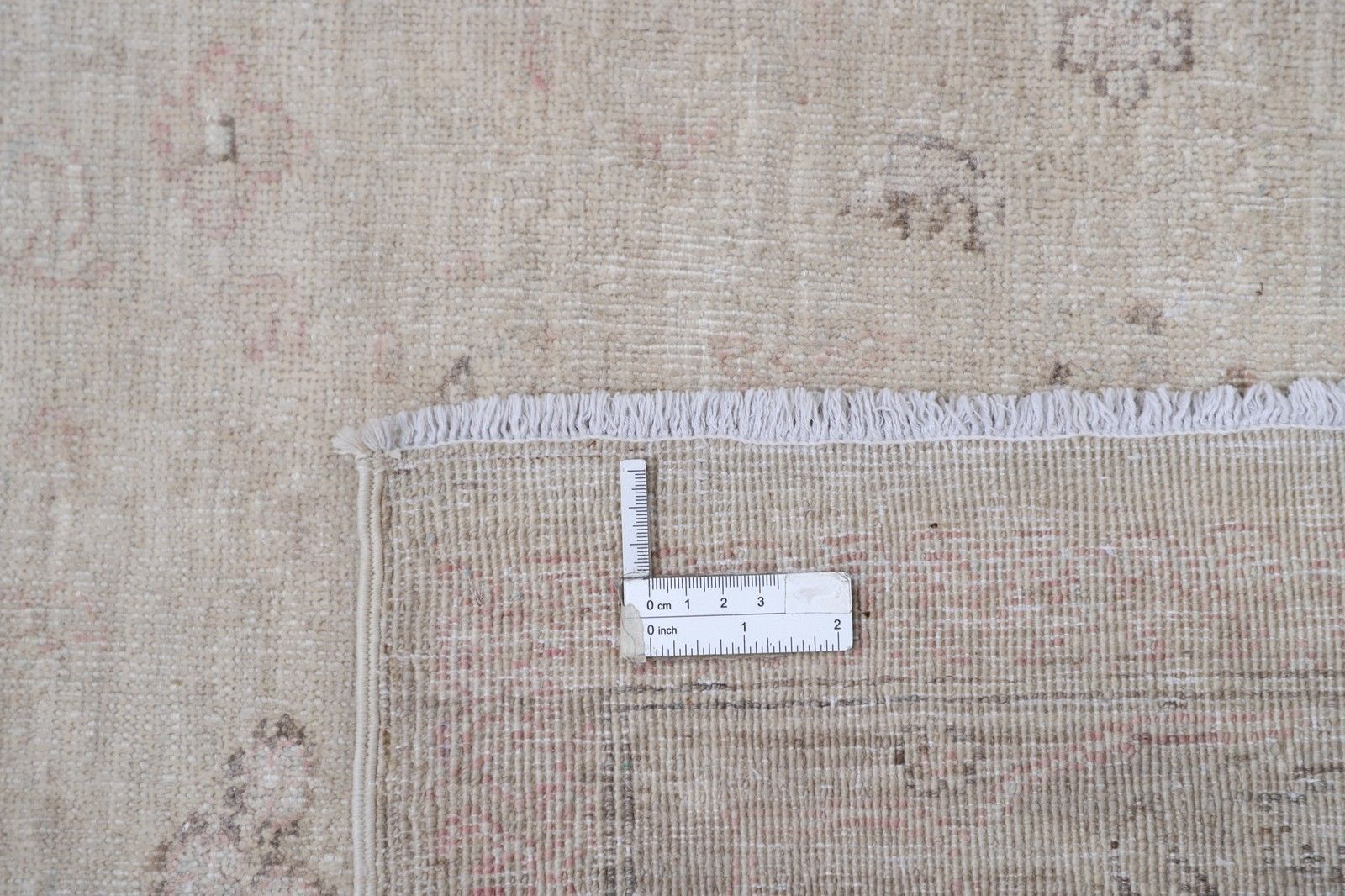 6x8,6 ft handgeknoopt beige en roze wollen vloerkleed. Tapijt met zachtgetint bloemmotief photo buy
