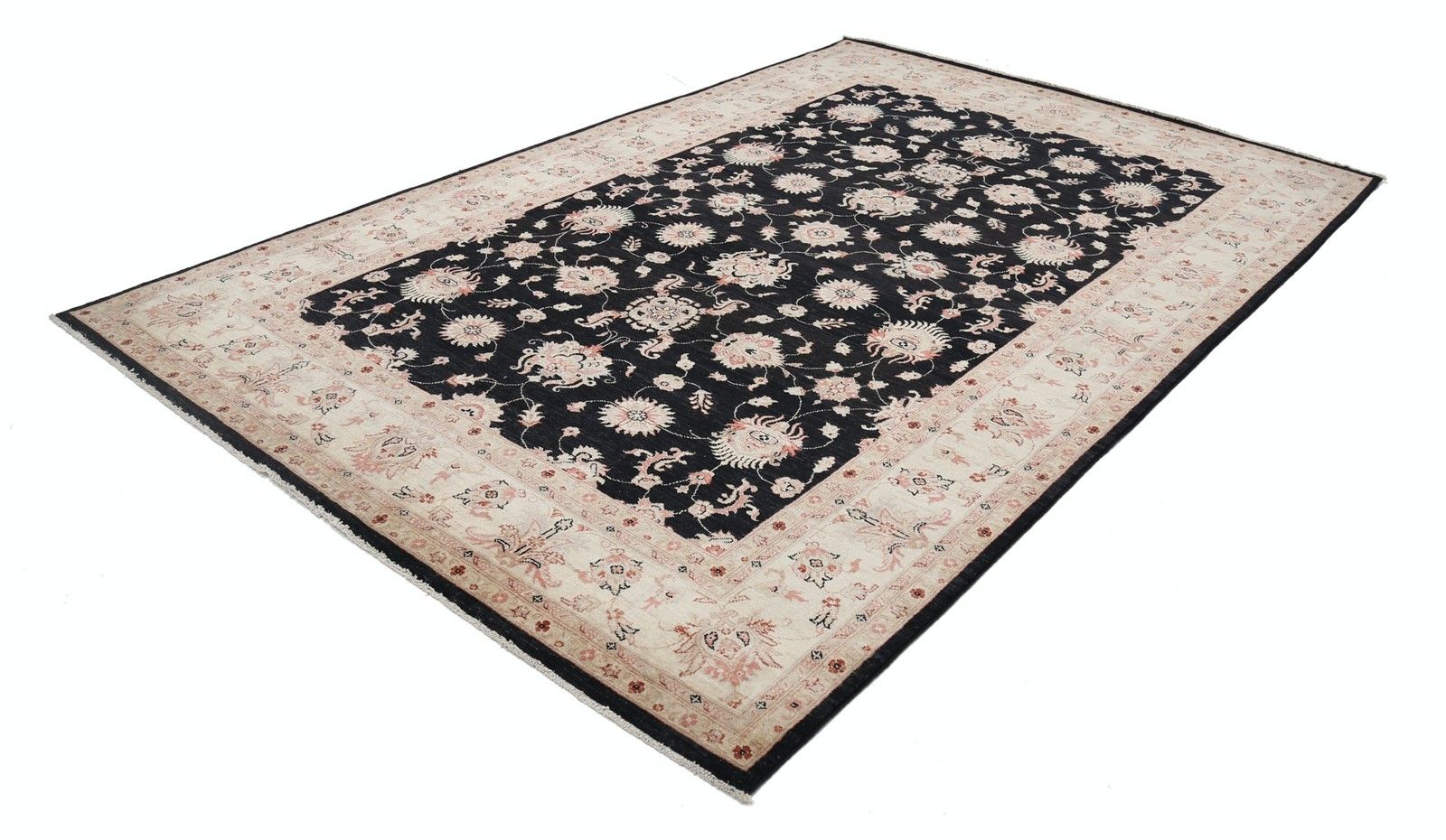 Grand tapis Oushak floral noué à la main, 206 x 305 cm, en noir et beige. 100 % laine photo furniture