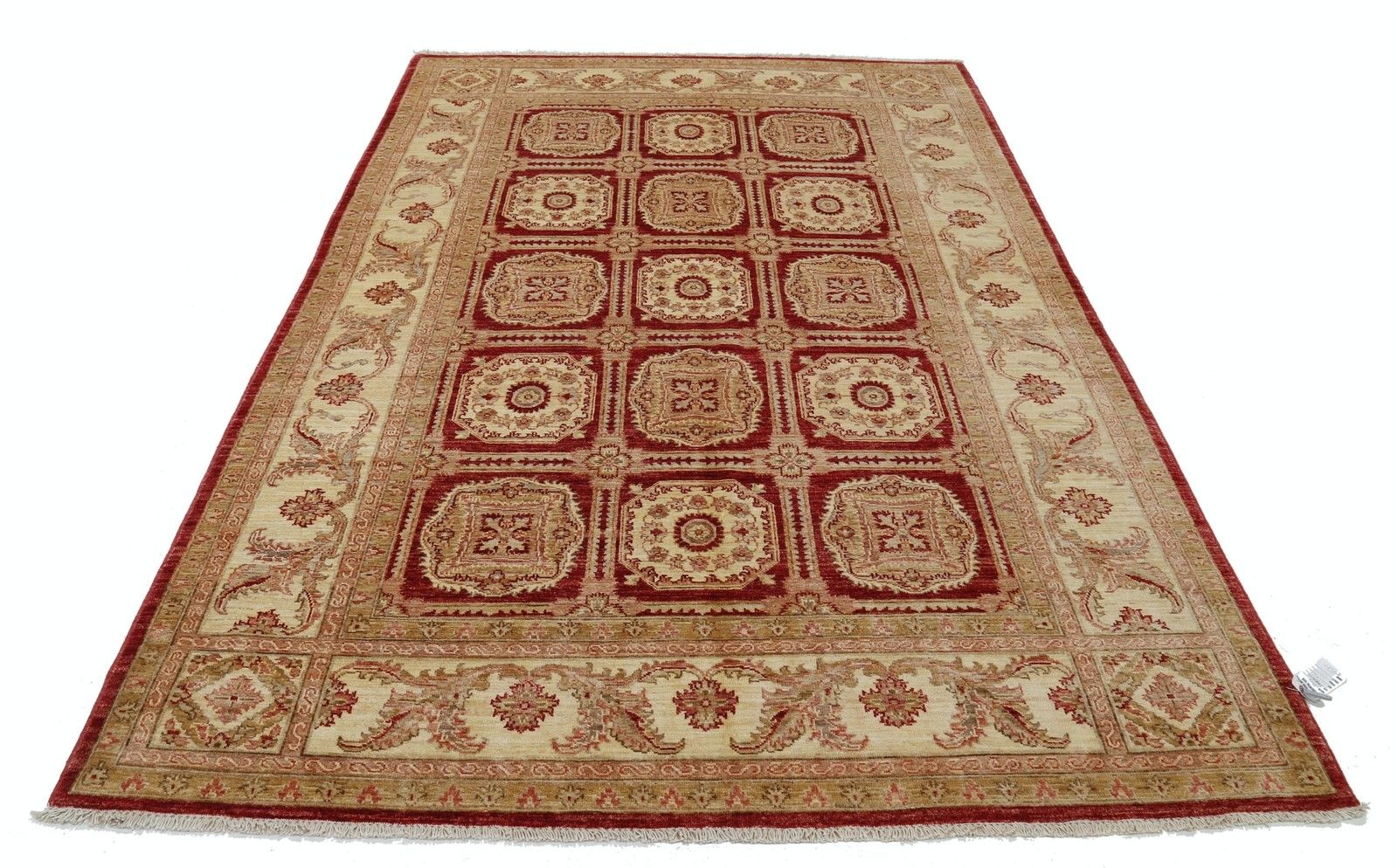 5,7 x 8,6 ft handgeknoopt wollen vloerkleed in rood en beige. Tapijt met geometrisch bloemmotief photo for sale