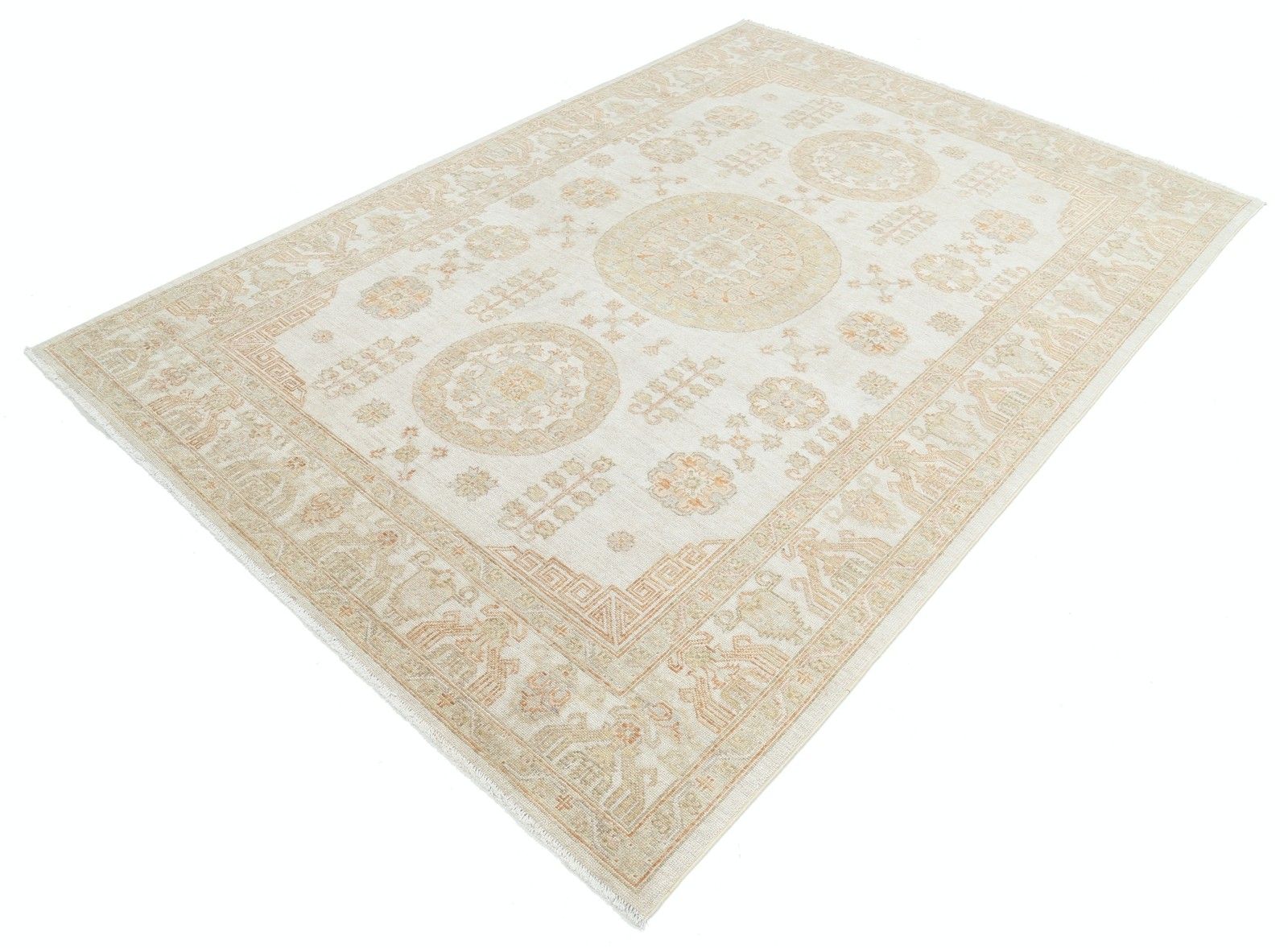 Tapis traditionnel noué à la main, beige, à médaillon géométrique, 183 x 265 cm photo for sale