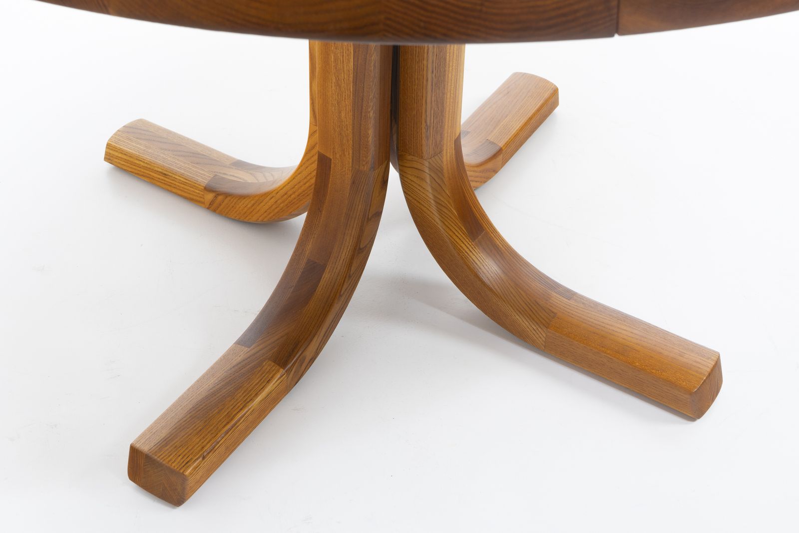 French Design Round Dining Table In Elm, Ebénisterie Seltz – 1980s photo vintage