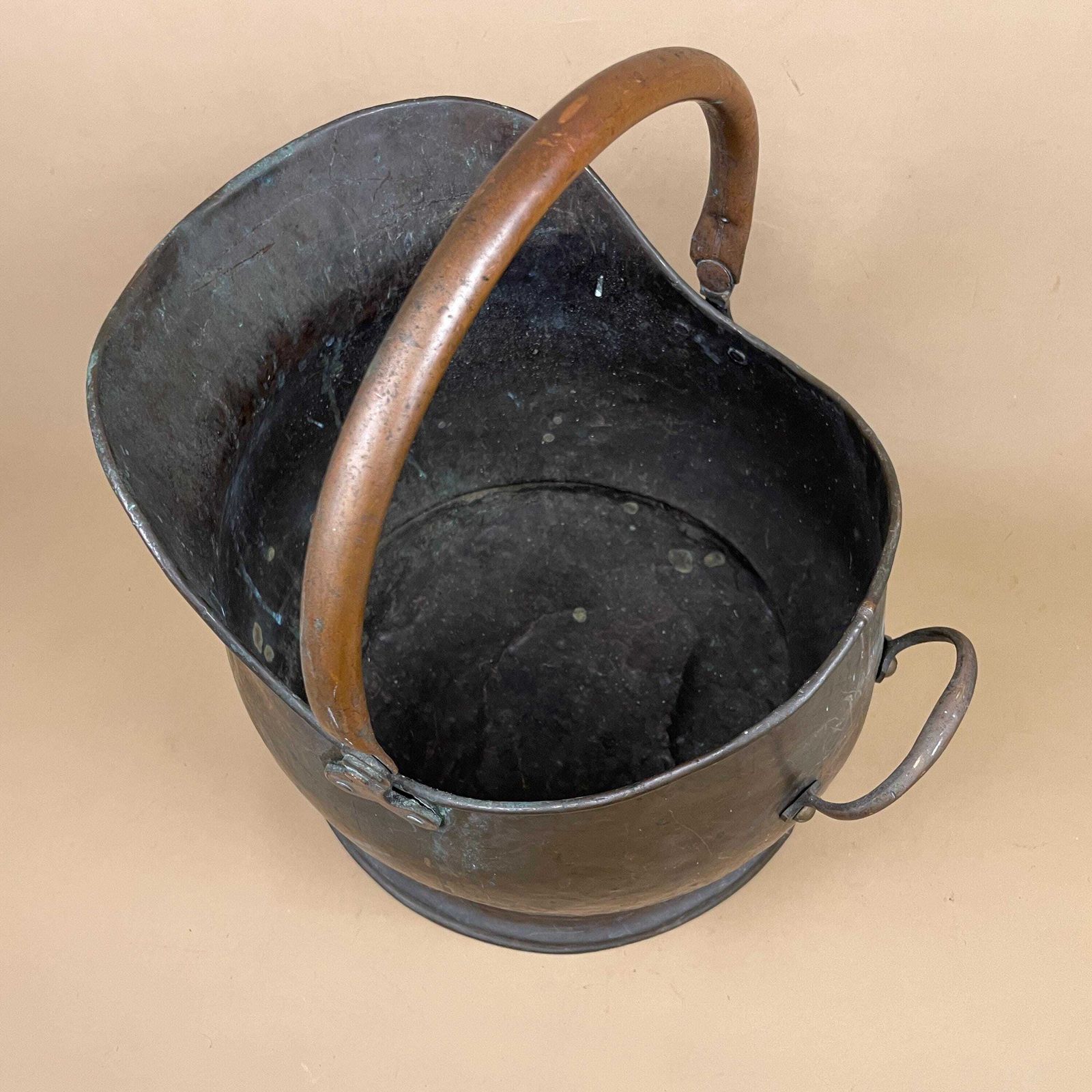 Antique Metal Coal Dark Copper Bucket Handle Fireside Fire Side Scuttle Helmet Cottage Heavy Vintage Fireplace Logs photo vinterior