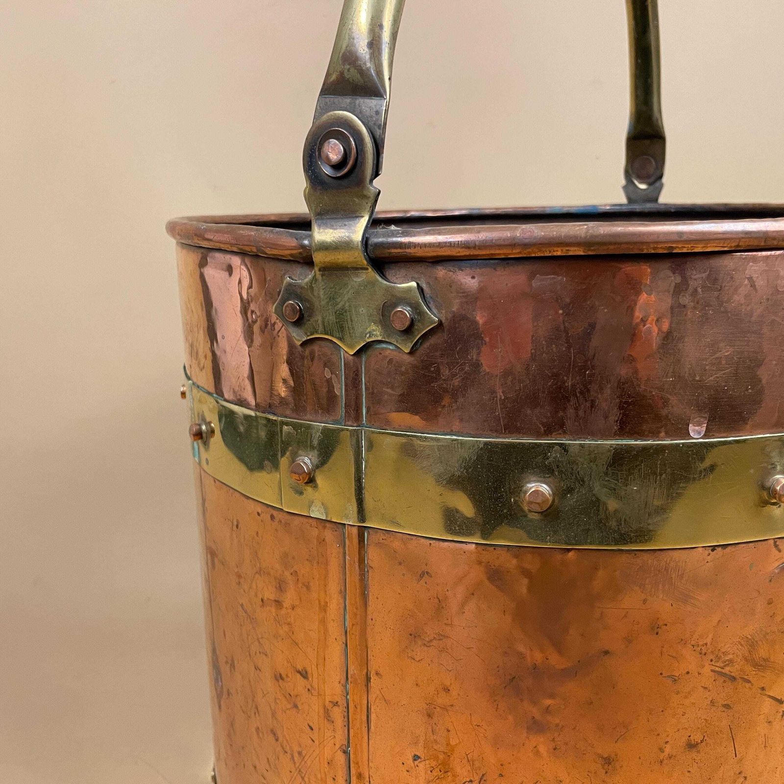 photo furniture Antique Metal Copper Coal Bucket Gold Brass Handle Fireside Fire Side Scuttle Helmet Cottage Vintage Fireplace Logs Ornate Round Large