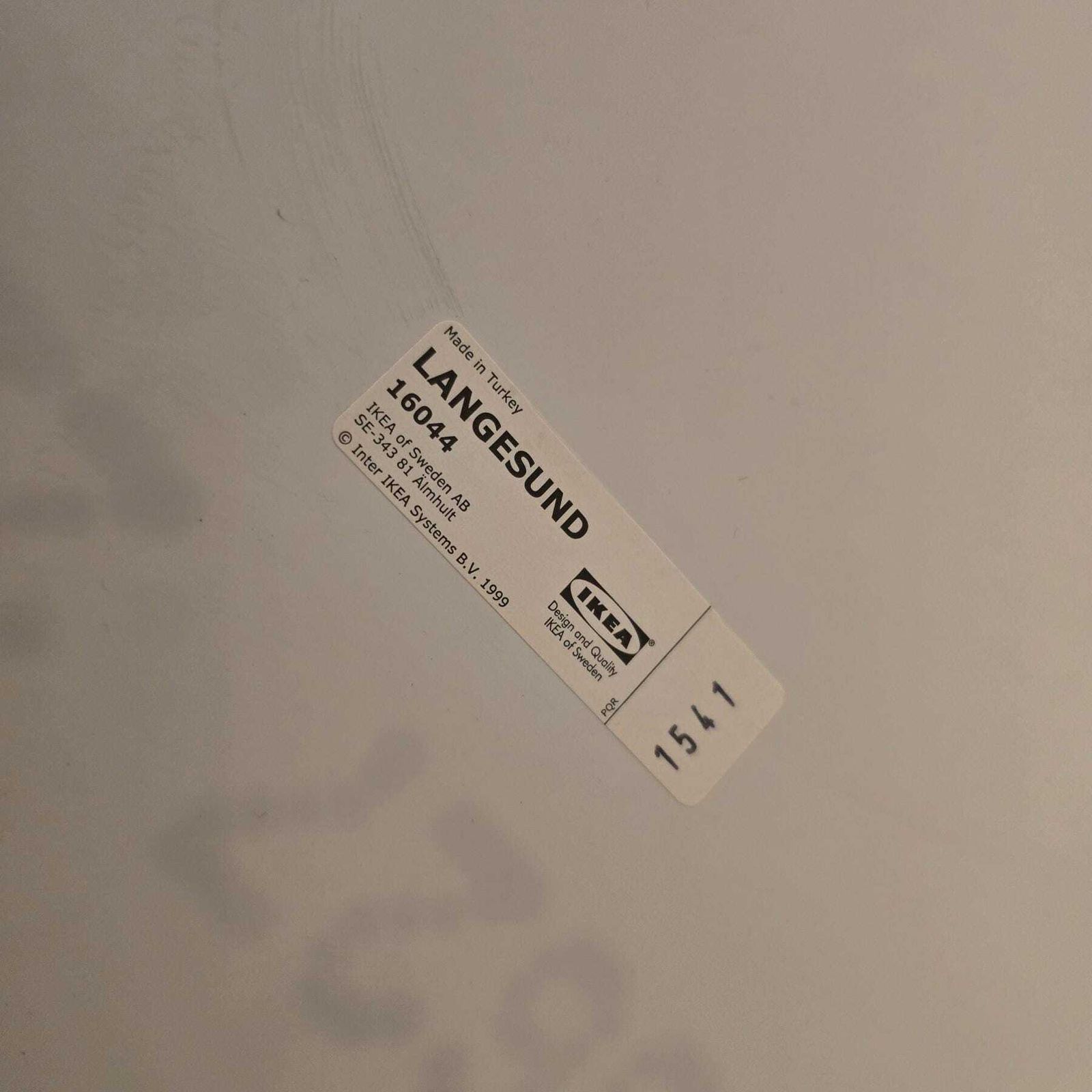 Ronde gele Ikea Langesund spiegel met geel metalen lijst met afgeschuinde rand. Ophangbeugel aan de achterzijde. photo Woonaccessoires