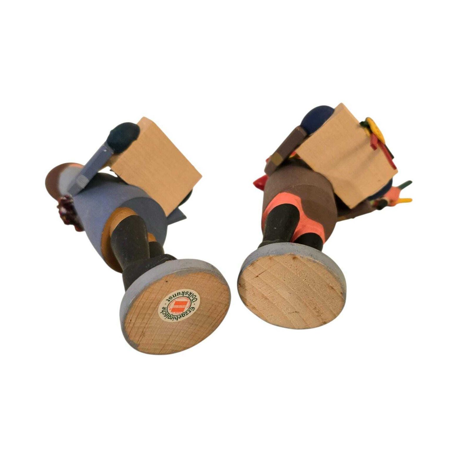 Traditionele houten beeldjes uit het Erzgebirge, een stel kinderen die speelgoed verkopen. Met de hand gesneden in Duitsland. photo buy