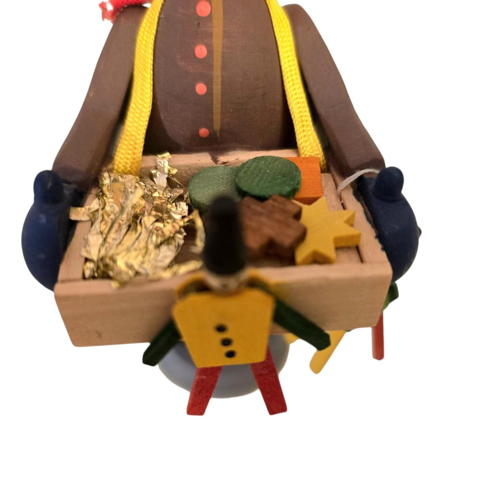 photo furniture Figurines en bois traditionnelles de l'Erzgebirge représentant une paire d'enfants colporteurs de jouets. Sculptées à la main en Allemagne.