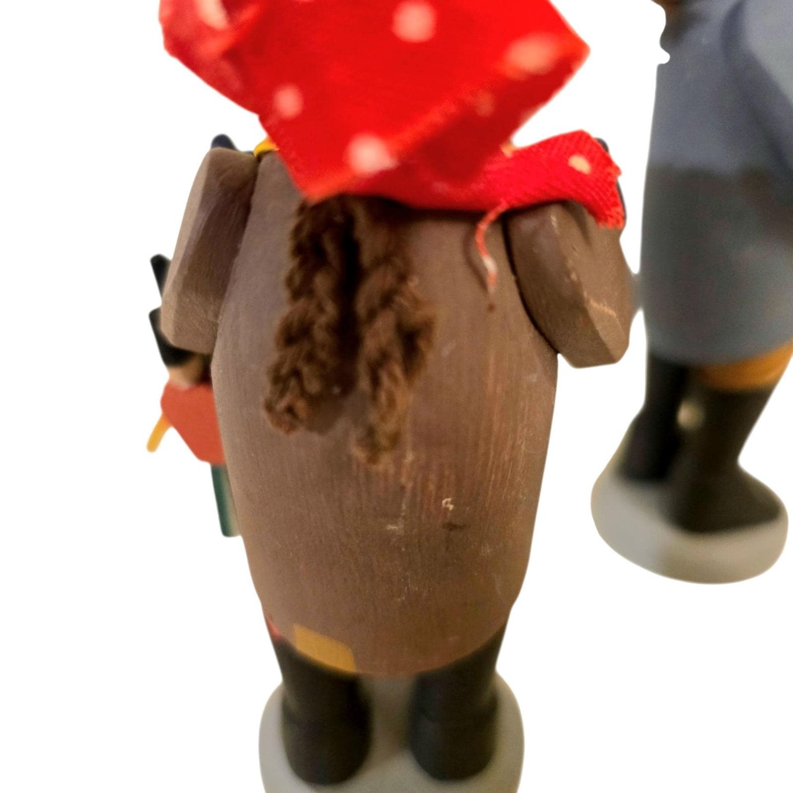 photo for sale Traditionele houten beeldjes uit het Erzgebirge, een stel kinderen die speelgoed verkopen. Met de hand gesneden in Duitsland.