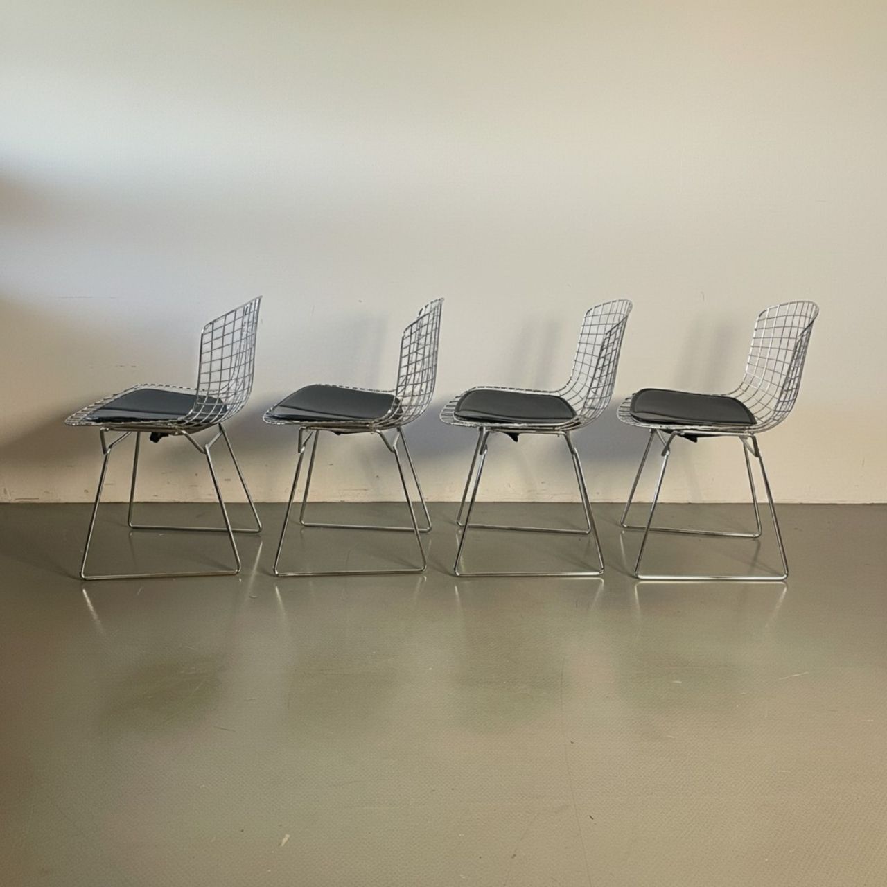 Vintage Bertoia Set Of 4 Side Chairs In Chrome photo Furniture