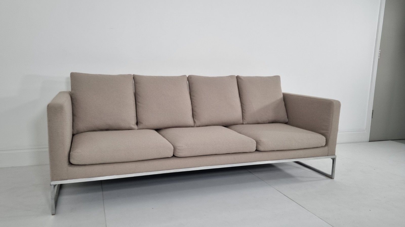 Bb Italia Tight 3 Seater Sofa In Stone Boucle In Excellent Condition photo buy
