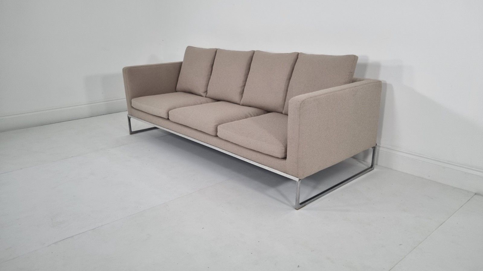 photo furniture Bb Italia Tight 3 Seater Sofa In Stone Boucle In Excellent Condition