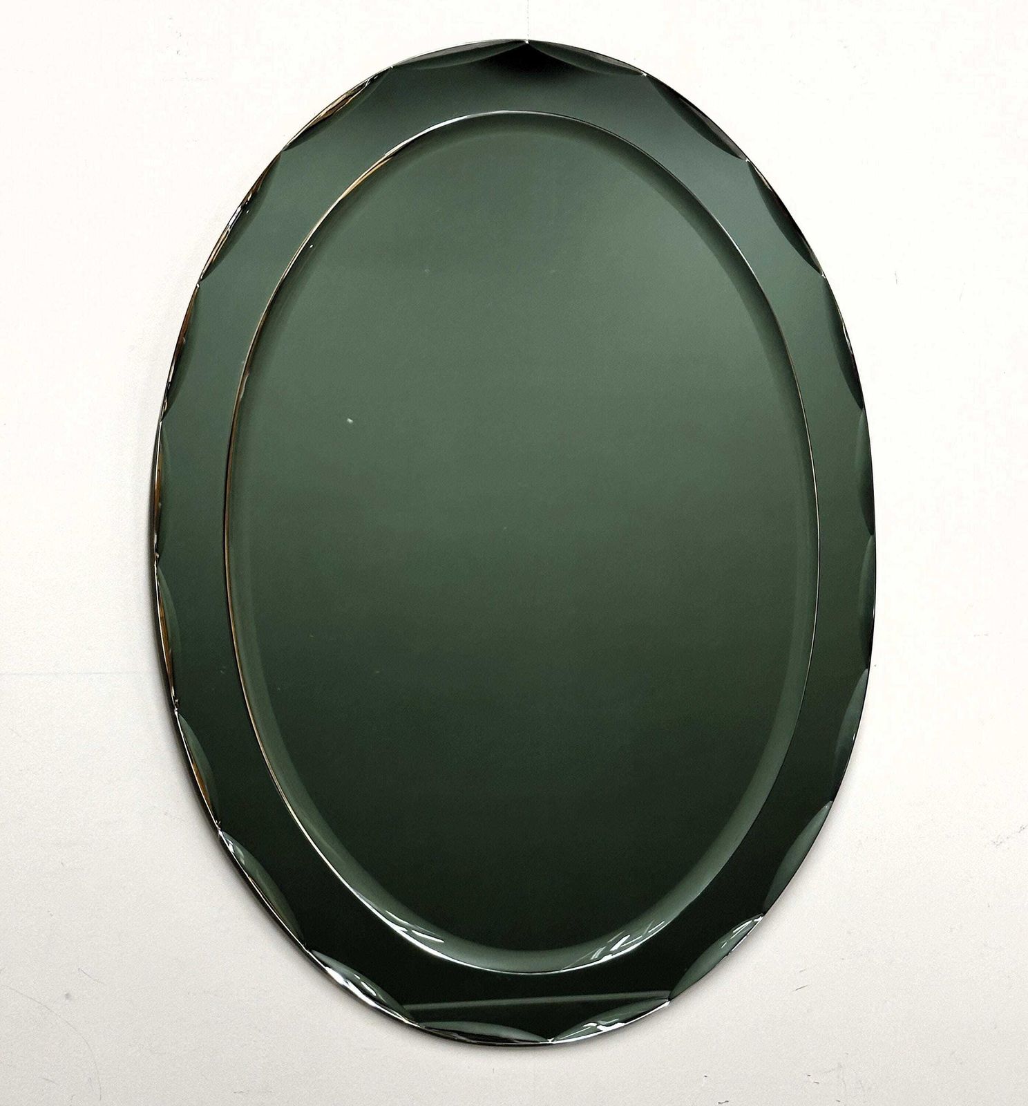 1062.0 Italiaanse Ovale Spiegel Uit De Jaren 1970 Van Crystal Arte Met Geslepen Glazen Lijst photo