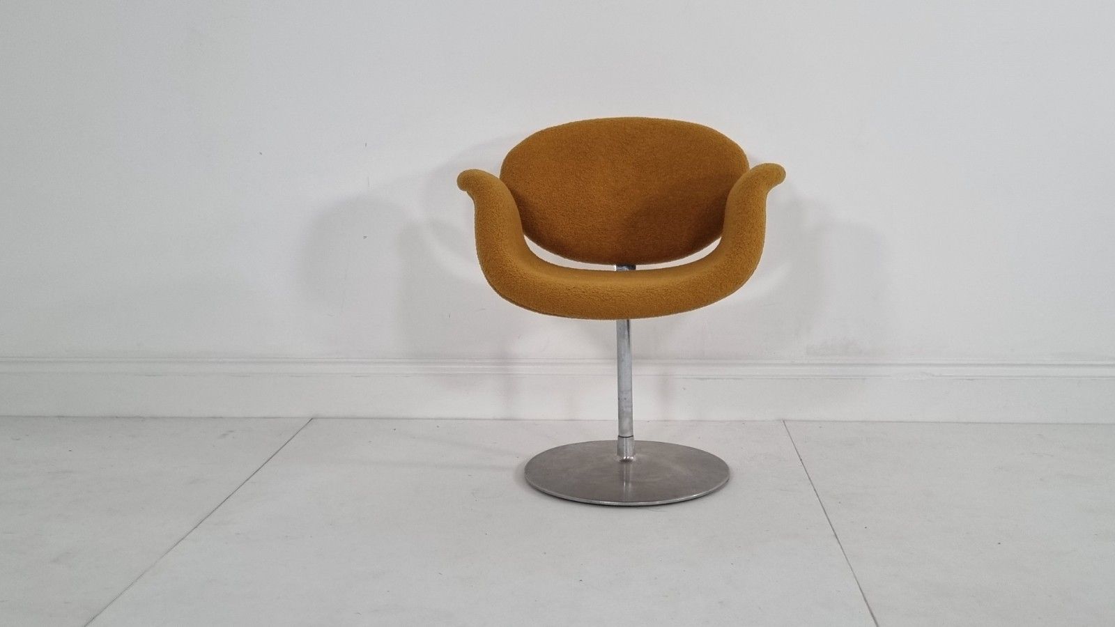 Artifort Tulip Chair In Mustard Boucle In Immaculate Condition photo for sale