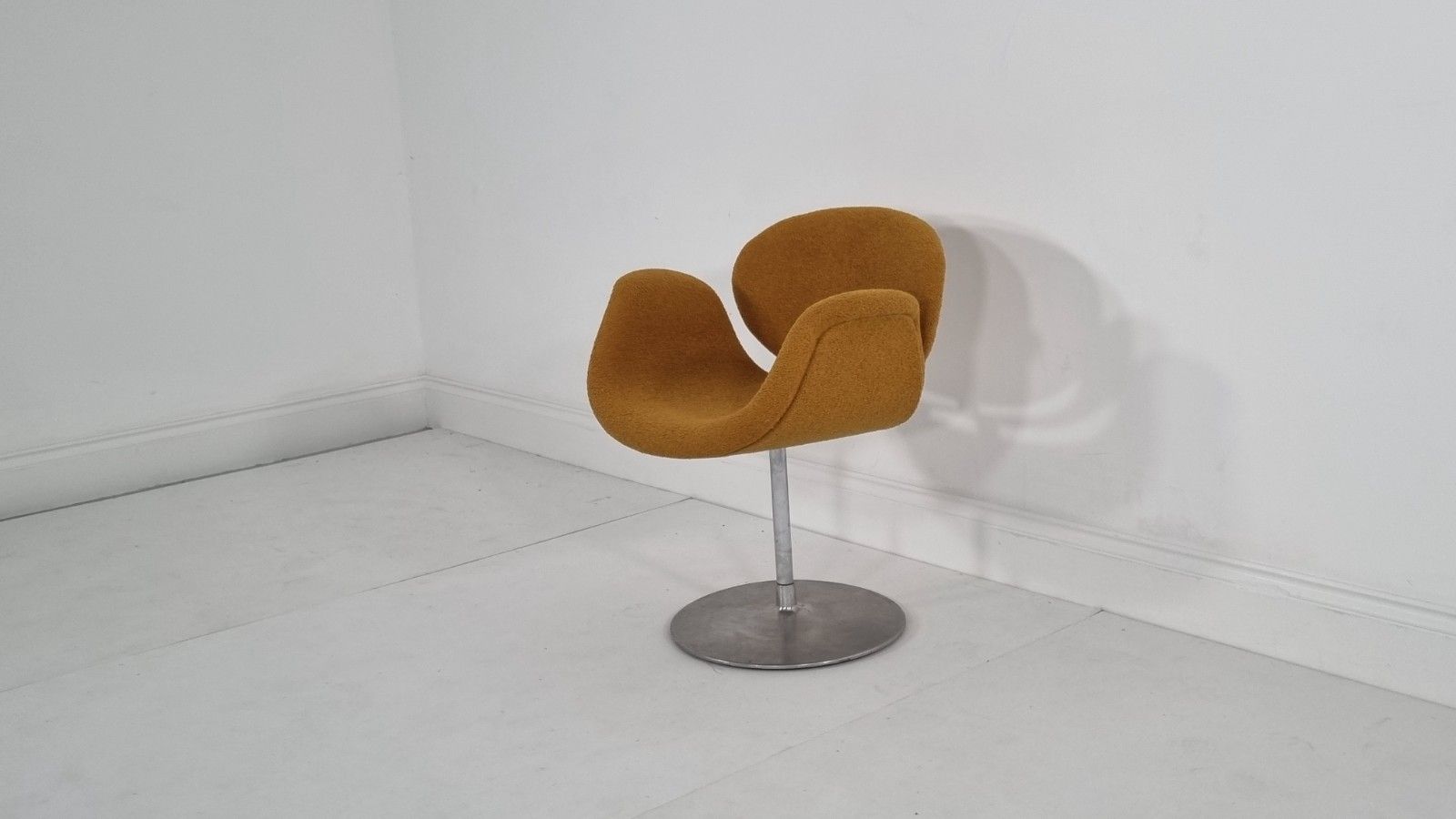 Artifort Tulip Chair In Mustard Boucle In Excellent Condition photo vinterior