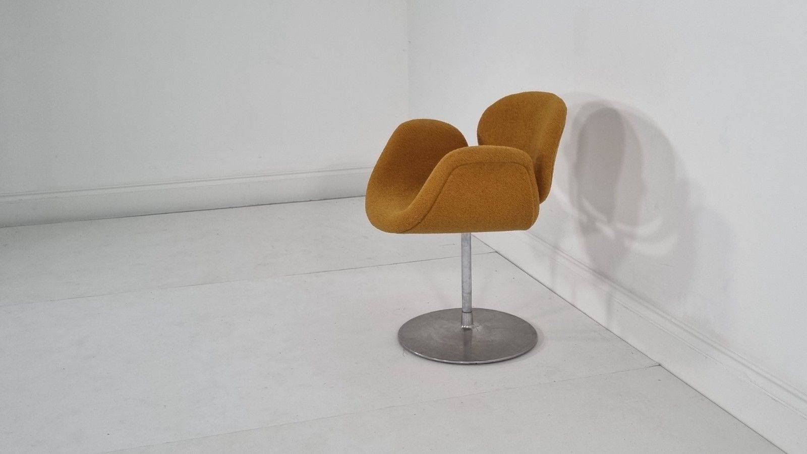 Artifort Tulip Chair In Mustard Boucle In Excellent Condition photo buy