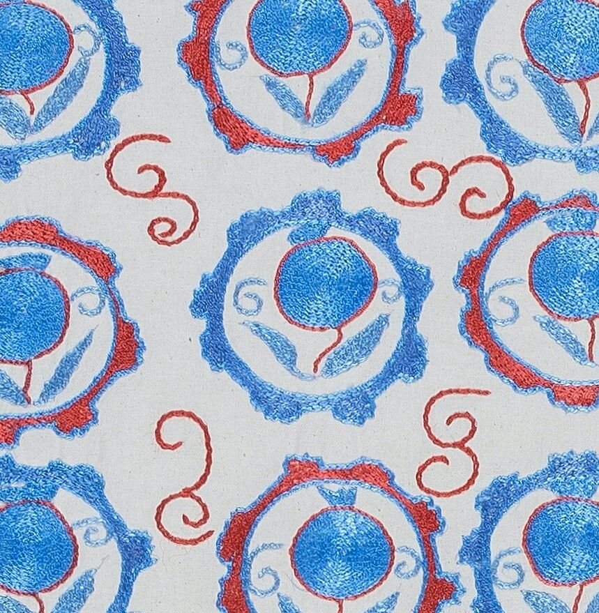 Housse de coussin suzani en soie brodée à la main, Uzbek Sham. 17" x 17" photo furniture