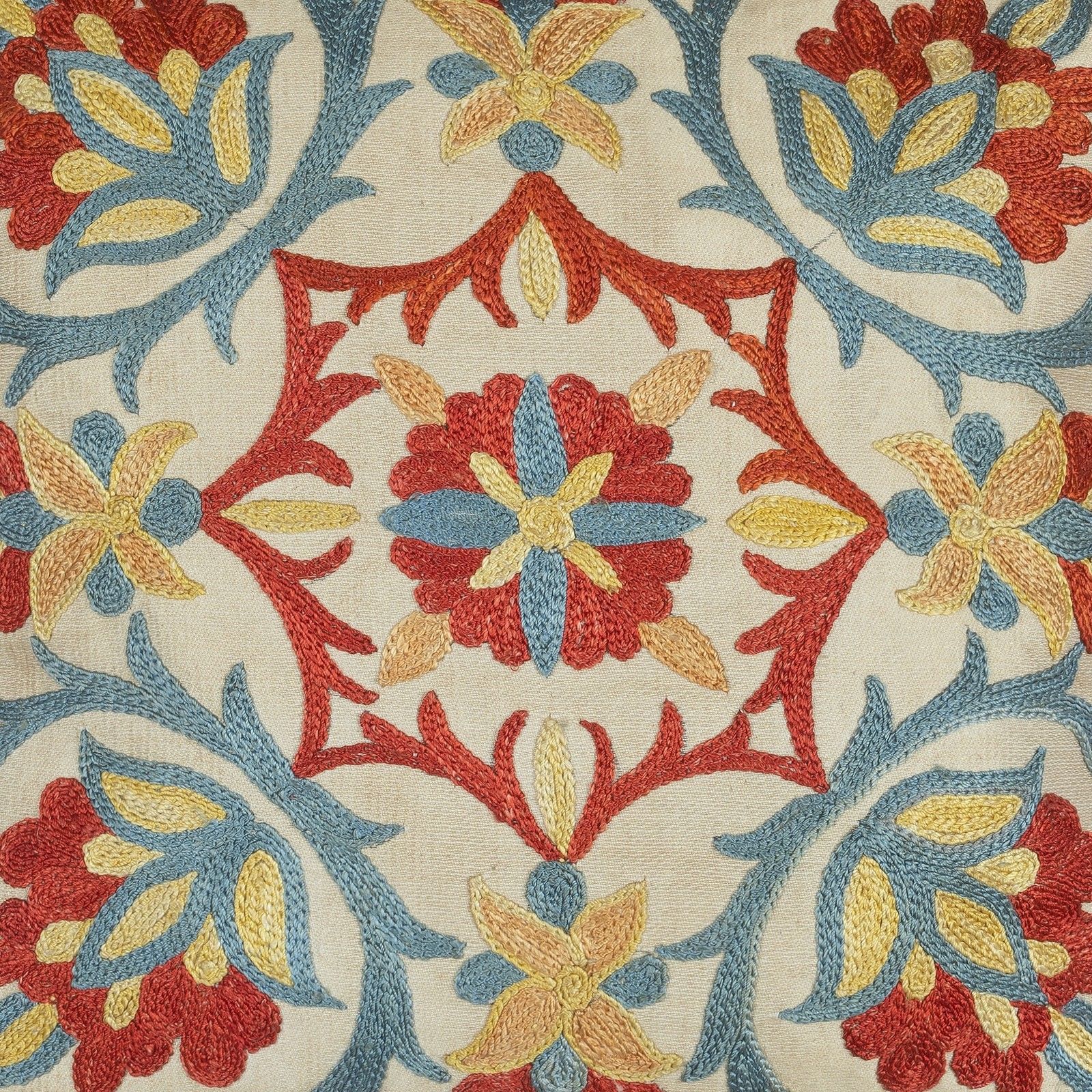 Housse de coussin 30 x 30 cm en soie brodée. Coussin décoratif traditionnel photo for sale