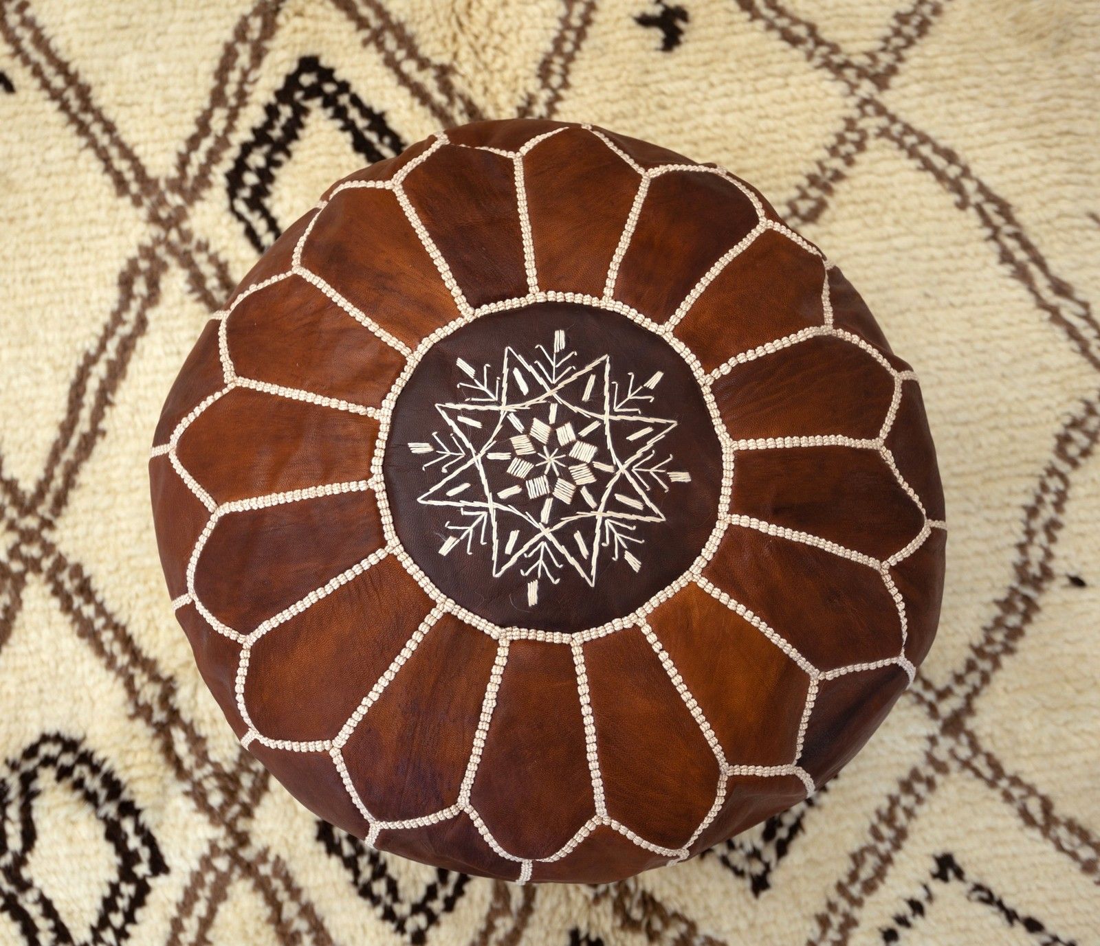 Pouf rond en cuir véritable brun, travail artisanal. Non rembourré. Option personnalisée disponible photo furniture