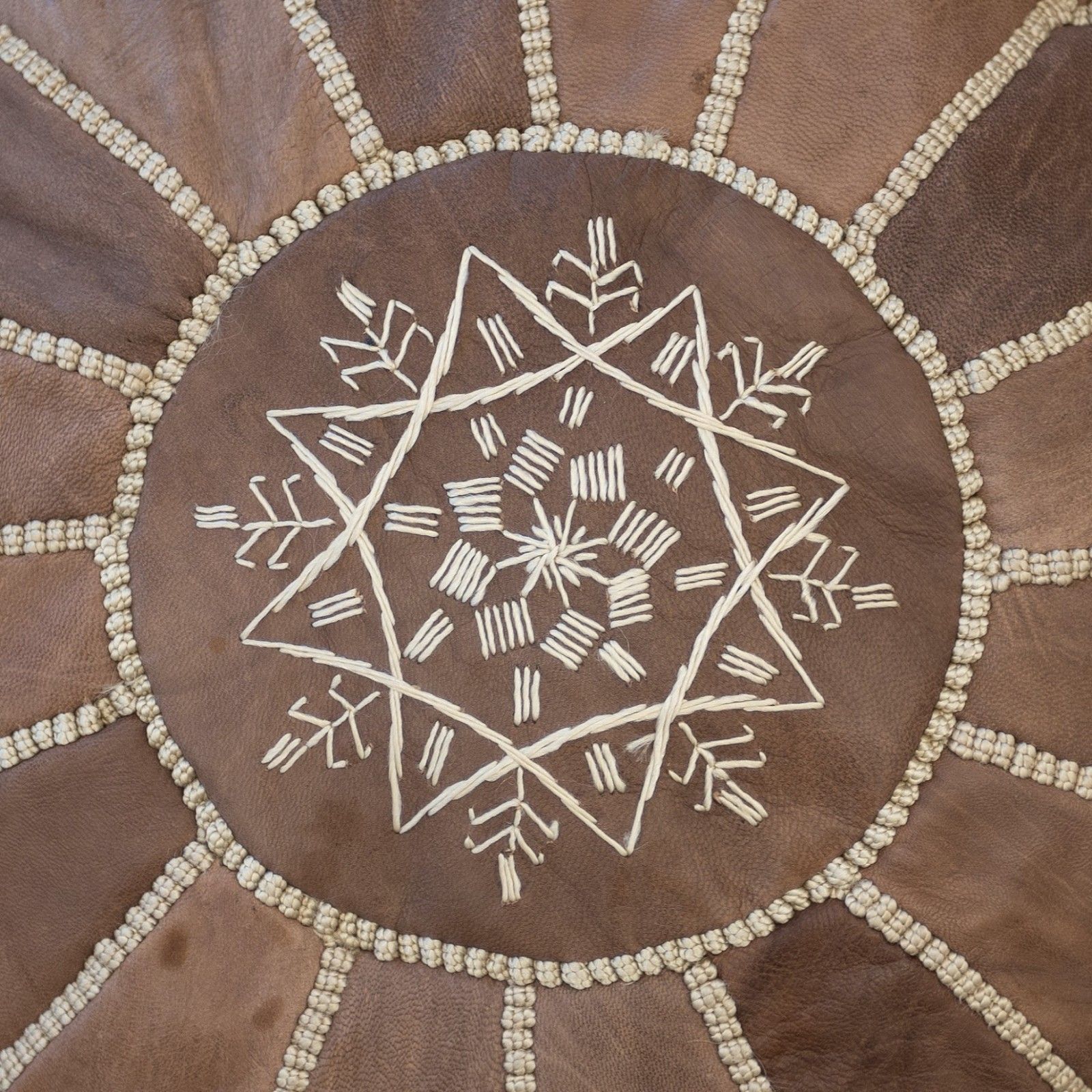 Met de Hand Bewerkte Bruine Ronde Echte Leren Poef. Ongevuld. Maatwerk Mogelijk photo 171.0