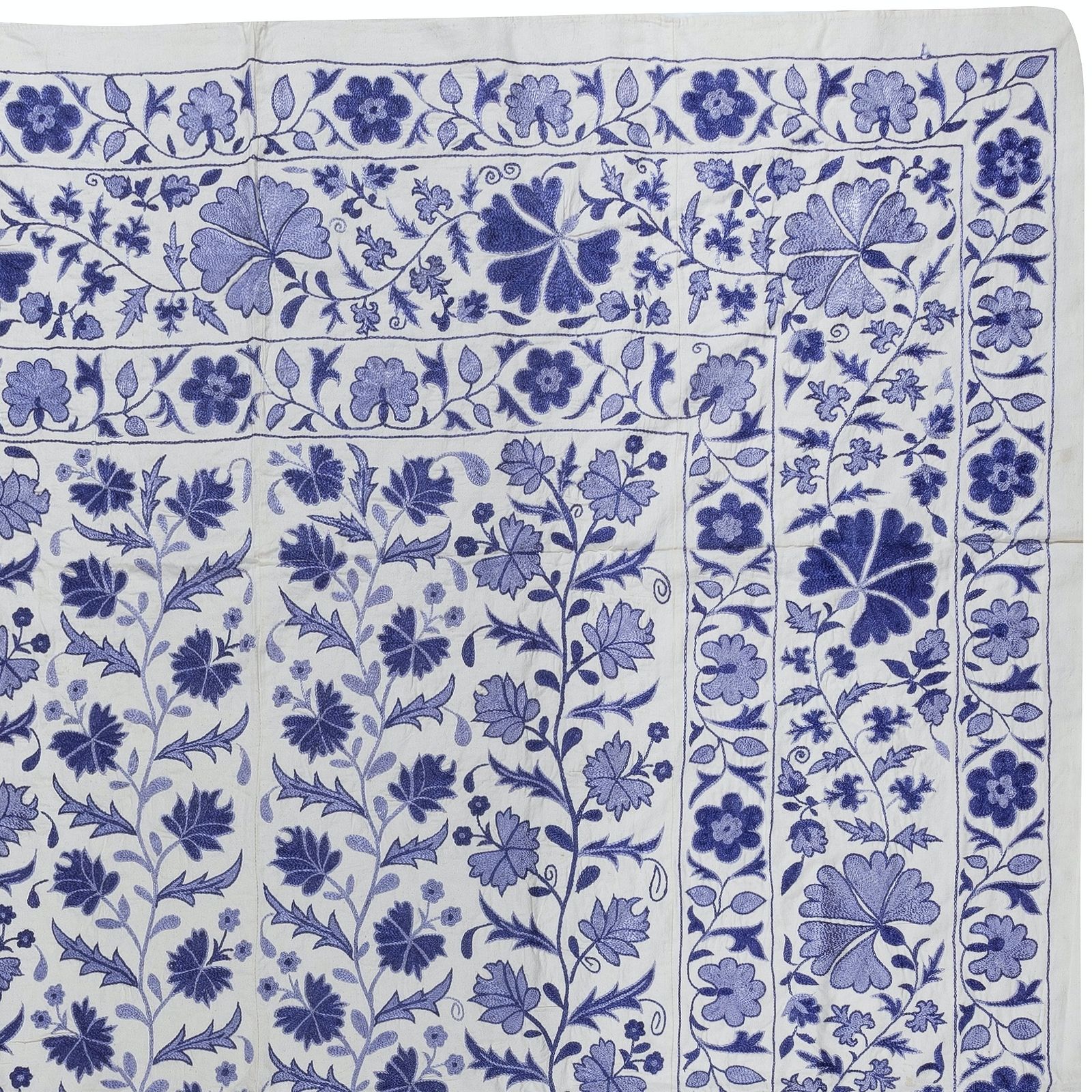 Tenture murale suzani au crochet 6,4 x 8,4 ft, broderie en soie, couvre-lit en crème et bleu photo furniture