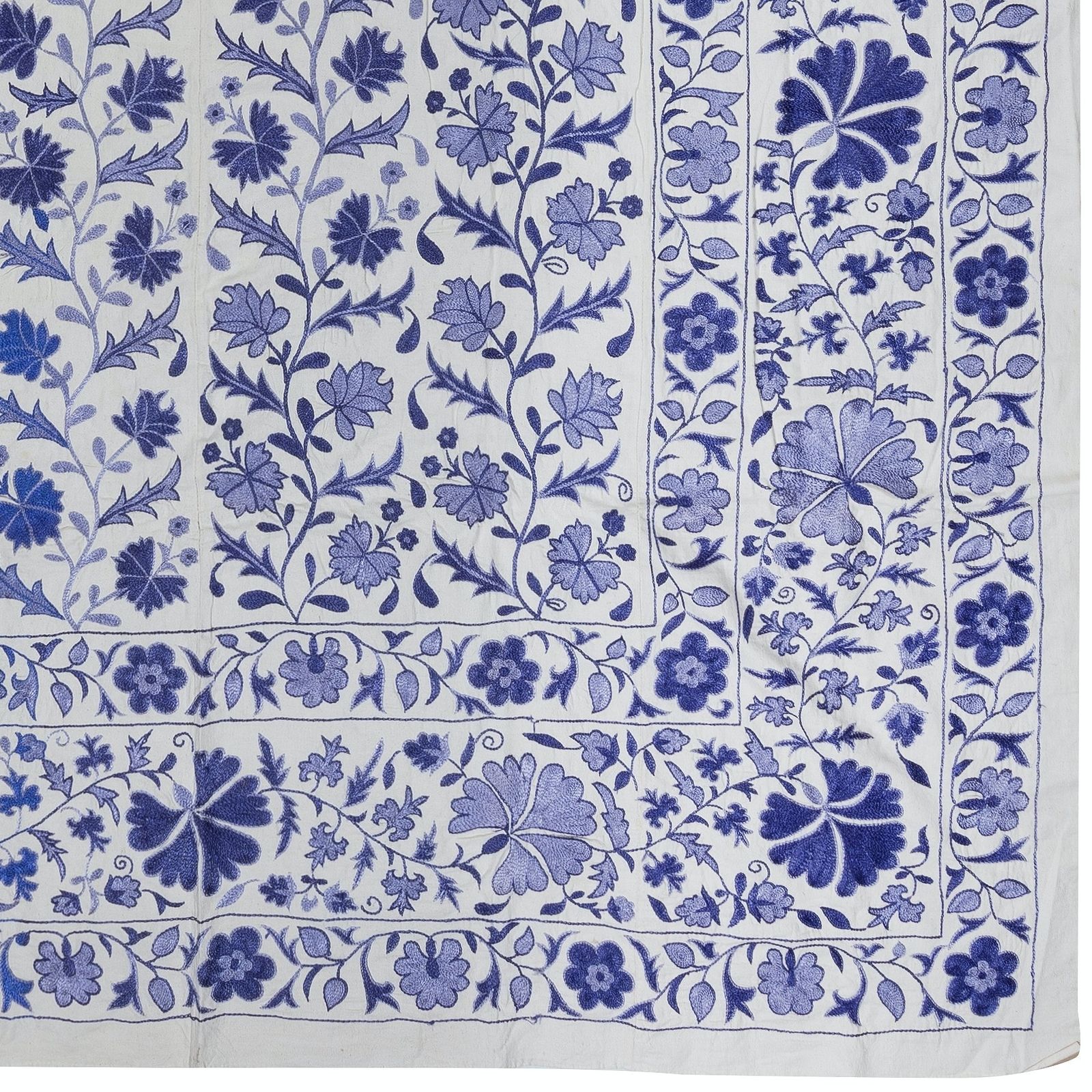 Tenture murale suzani au crochet 6,4 x 8,4 ft, broderie en soie, couvre-lit en crème et bleu photo for sale