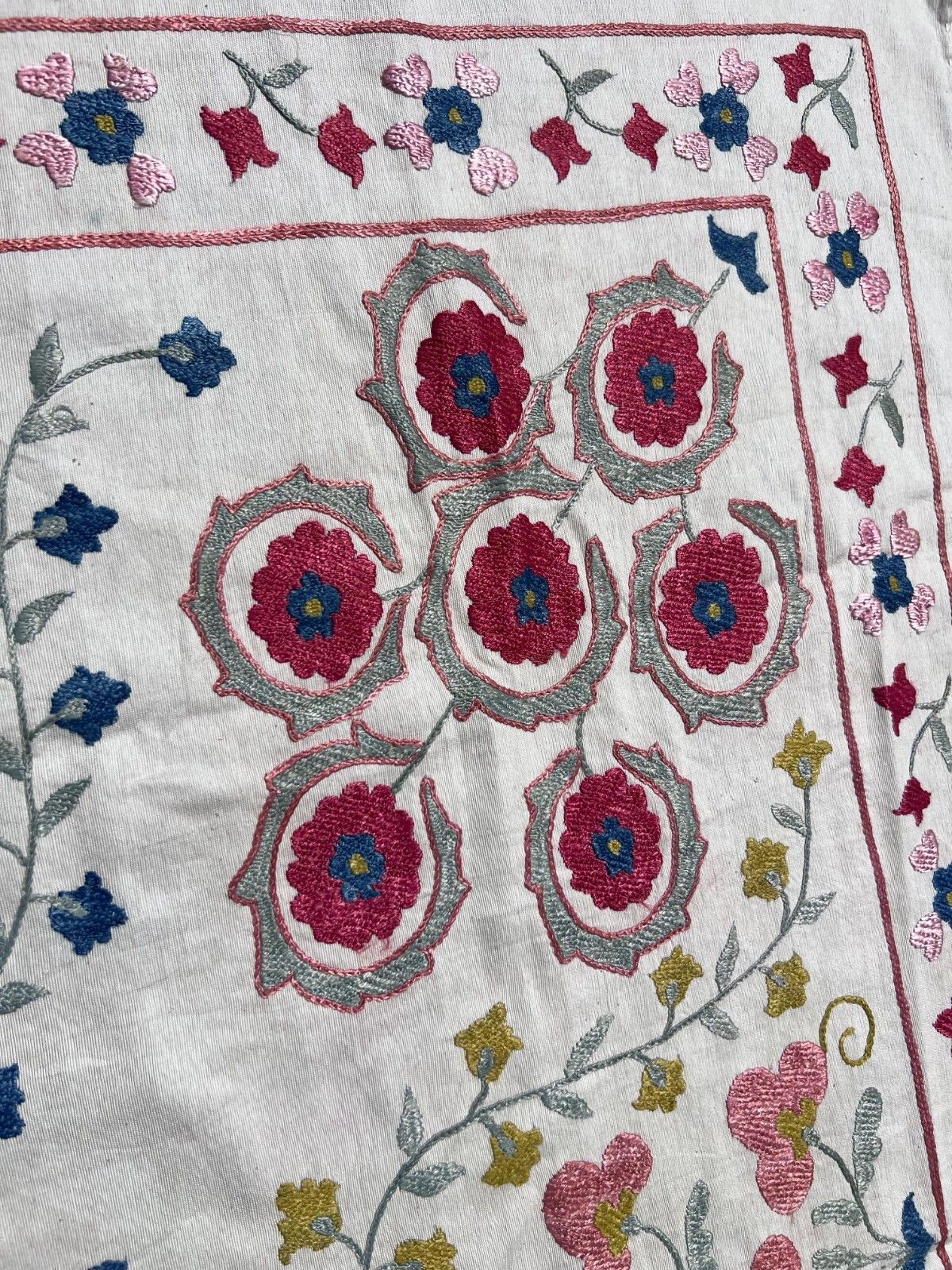 Tenture murale brodée 3,3 x 3,5 ft. Nappe en coton. Jeté de canapé fait main, neuf photo buy