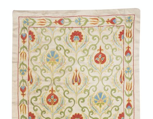 Tenture murale en soie, 20 x 68 in. Chemin de table brodé. Nappe traditionnelle photo furniture