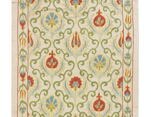 Tenture murale en soie, 20 x 68 in. Chemin de table brodé. Nappe traditionnelle photo for sale
