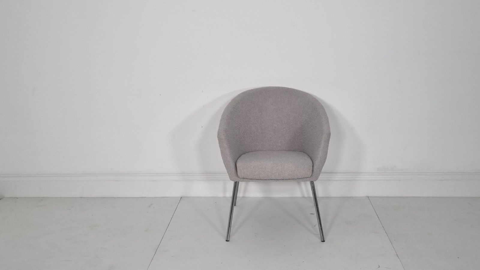 Artifort Lande Megan Chair In Grey Boucle In Excellent Condition photo Furniture