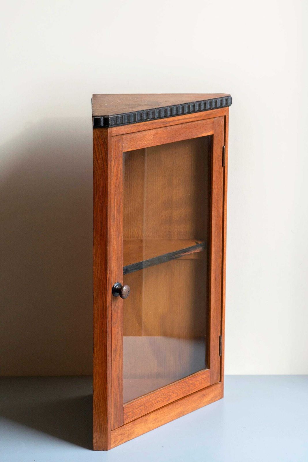 Art Deco Eiken Hoekkastje – Wandvitrine Met Glazen Deur – Amsterdamse School Stijl photo vinterior