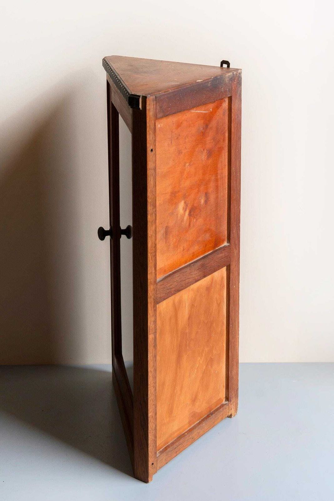 photo furniture Art Deco Eiken Hoekkastje – Wandvitrine Met Glazen Deur – Amsterdamse School Stijl