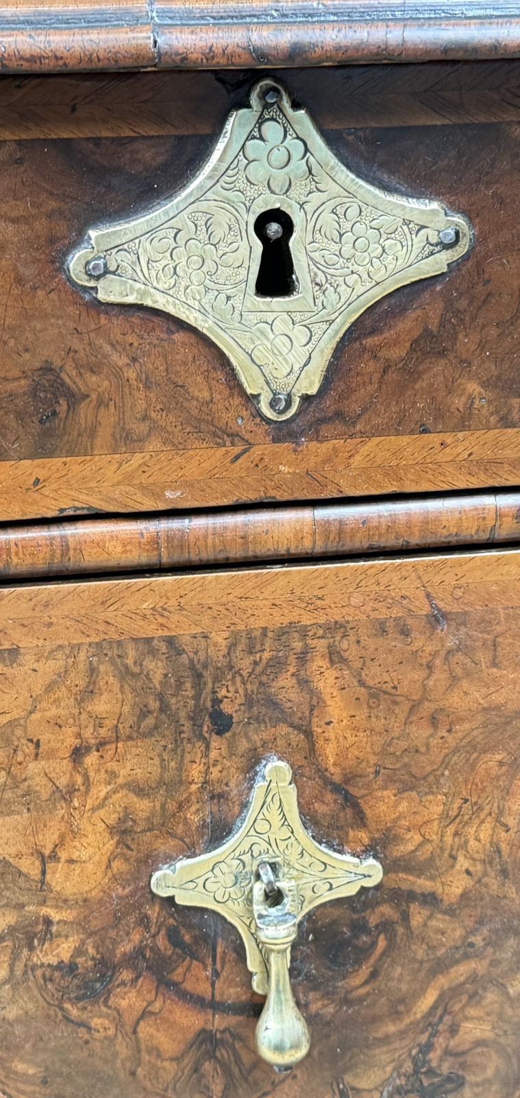 Bureau en noyer d'époque Queen Anne, début du XVIIIe siècle (Angleterre, vers 1705) photo for sale