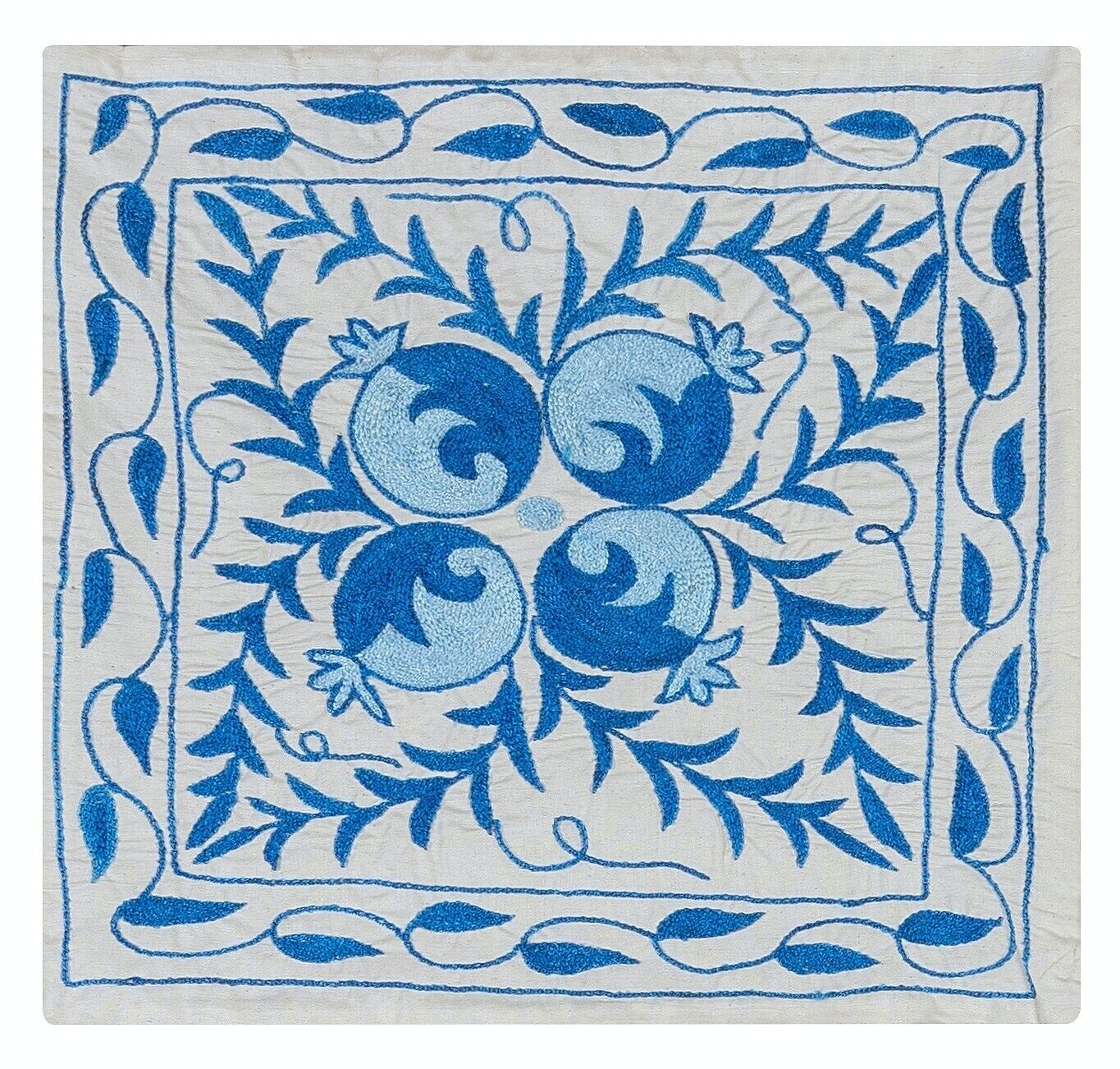 Housse de coussin suzani en soie brodée main, crème et bleu. 18" x 19"