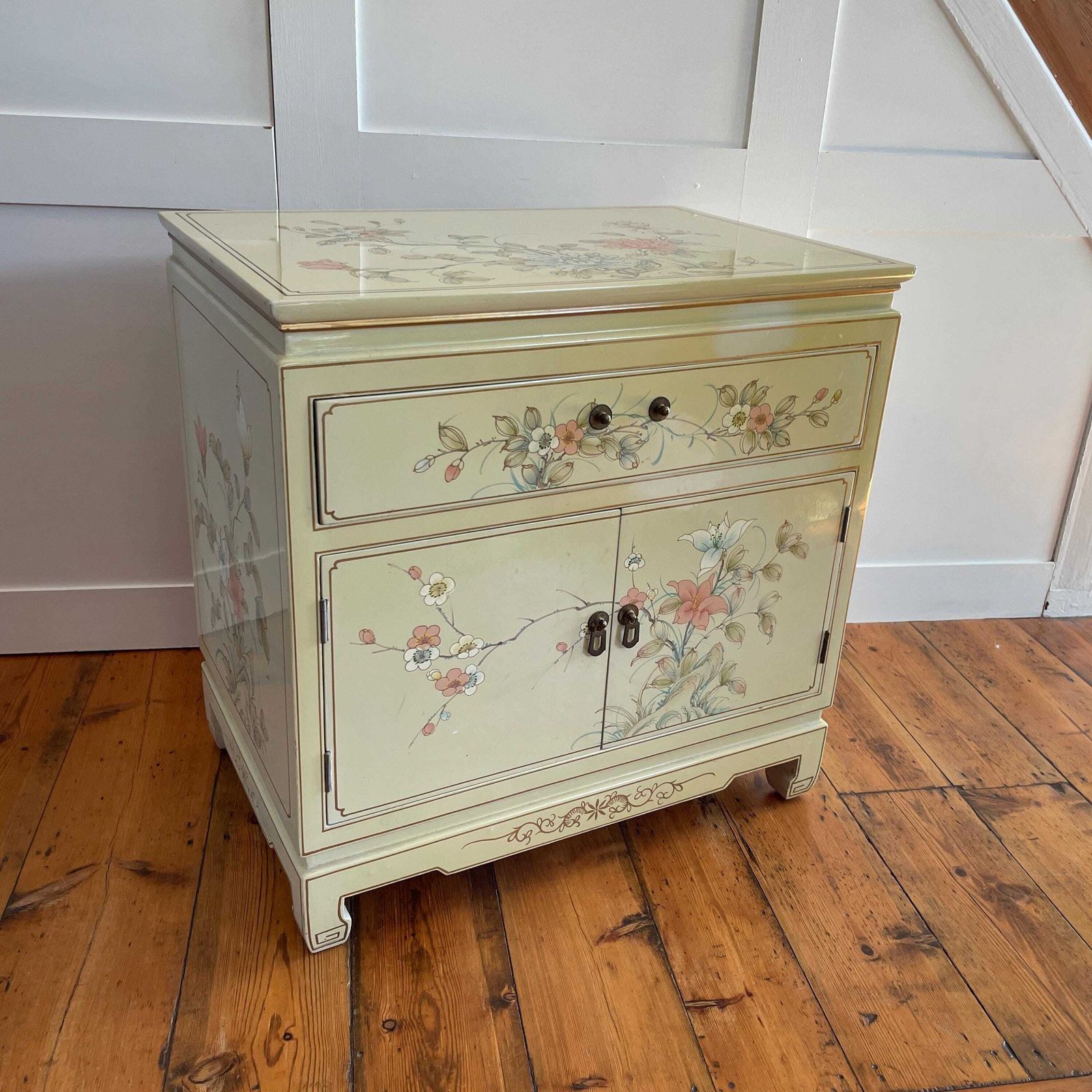 photo vinterior Chinese Lacquer Cabinet Hand Painted Glass Top Cream Floral Wood Chest Sideboard Vintage Dresser Oriental Asian