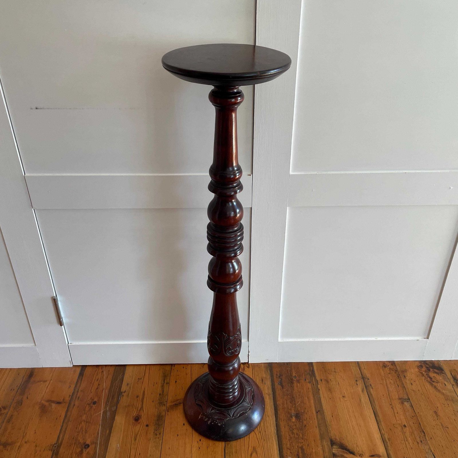 photo furniture Tall Wooden Plant Stand Table Carved Patterned Oriental Dark Wood Floor Pedestal Round Display Stand Accent