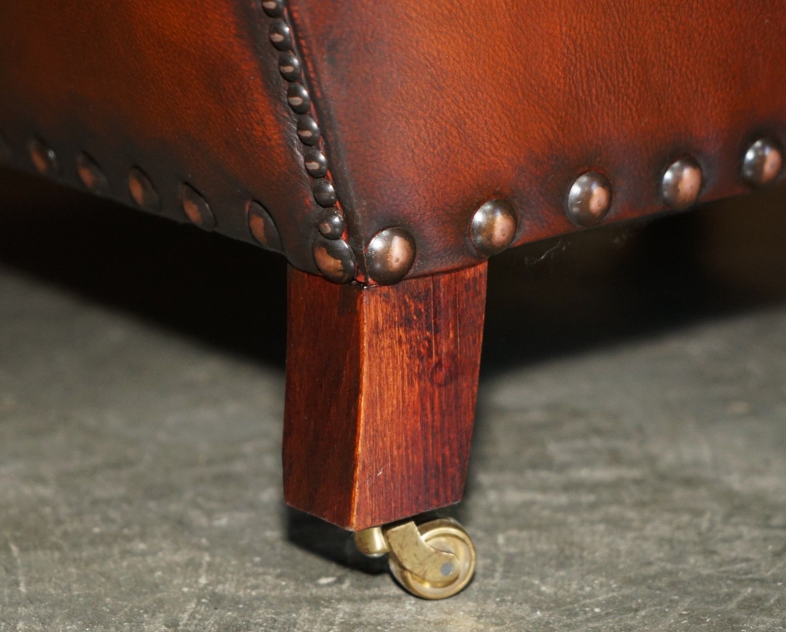 photo vinterior Fully Restored Victorian Style Brown Leather Armchair With English Brass Castors