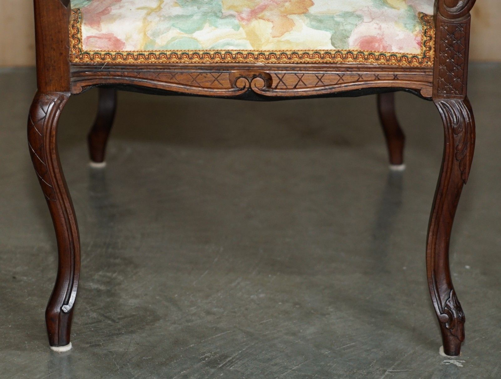 photo vintage Antique 19th Century Hand Carved Walnut French Canape Armchair Floral Upholstery