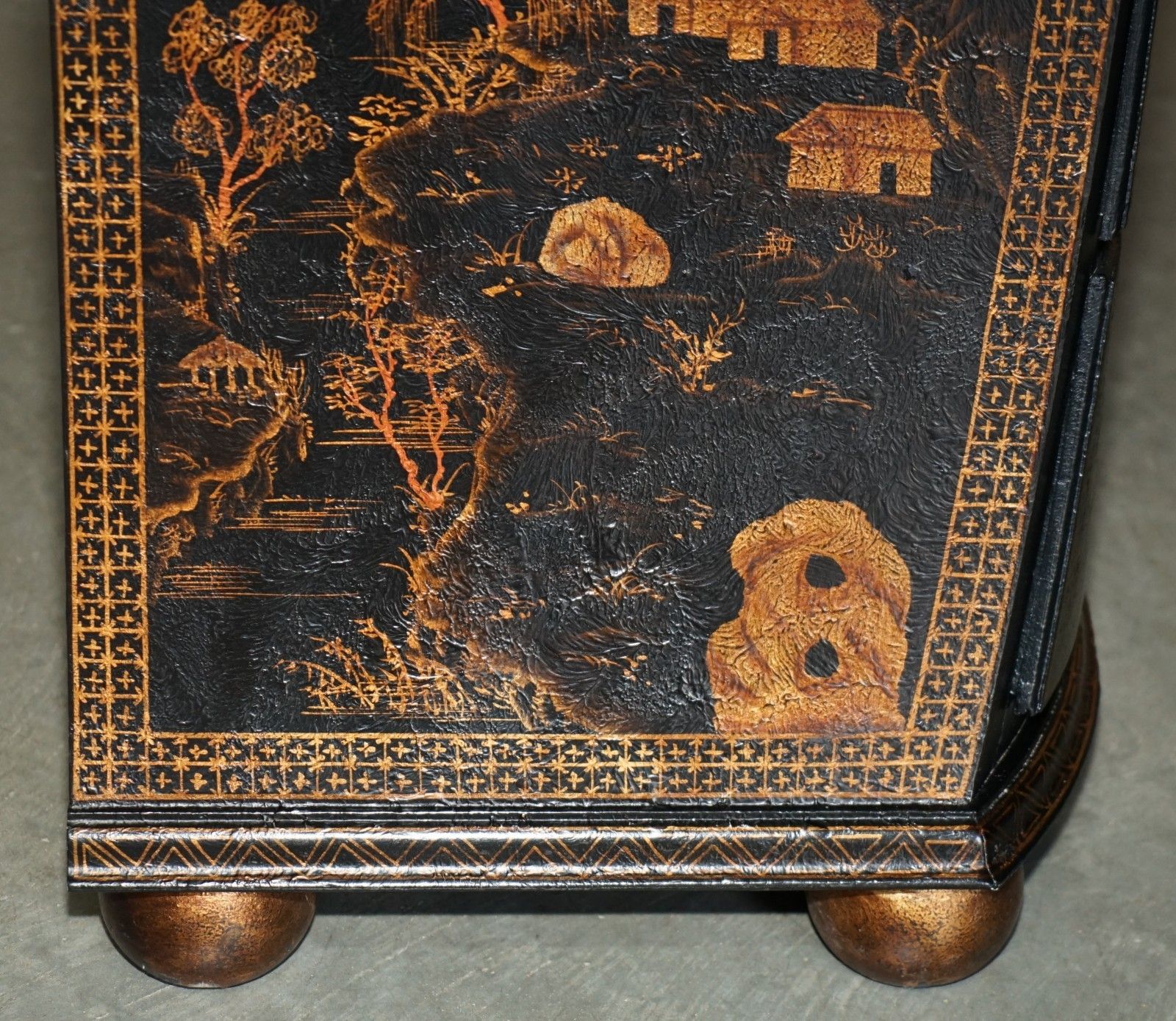 photo vintage Sublime Antique Style Chinese Chinoiserie Painted & Lacquered Chest Of Drawers