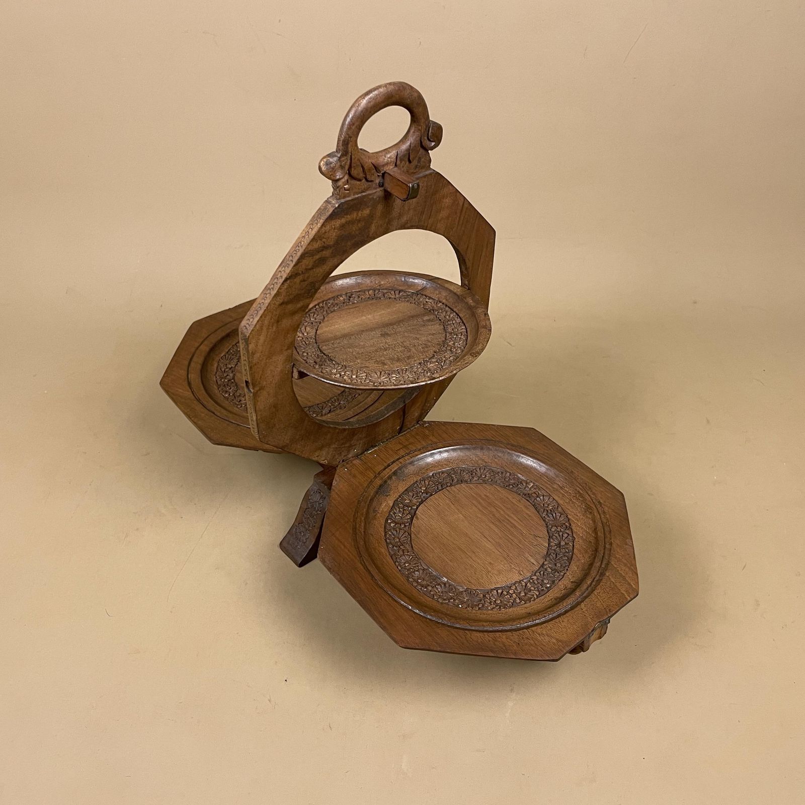 photo vinterior Wooden Folding Stand Hand Carved Cake Muffin Stand 3 Tier Serving Display Kitchen Bakery Decor Antique Style Foldout Floral Carving