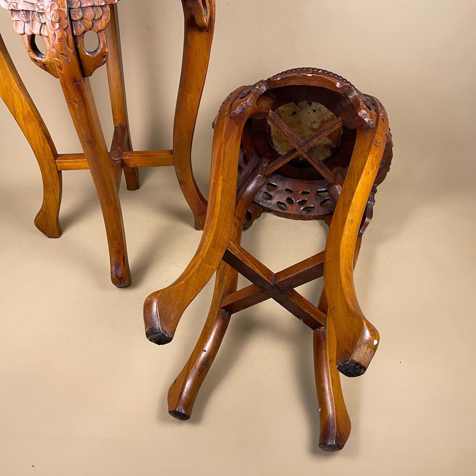 photo vinterior Antique Oriental Plant Stand Table Pair Carved Rosewood Marble Top Chinese Sculpture Display Floral Carving Round Accent