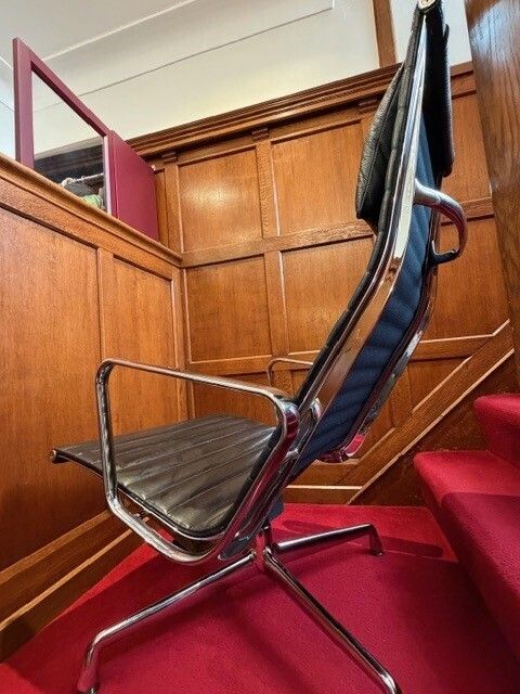 photo buy 2 Charles & Ray Eames Aluminium Chairs Ea 124 – Lounge 1958