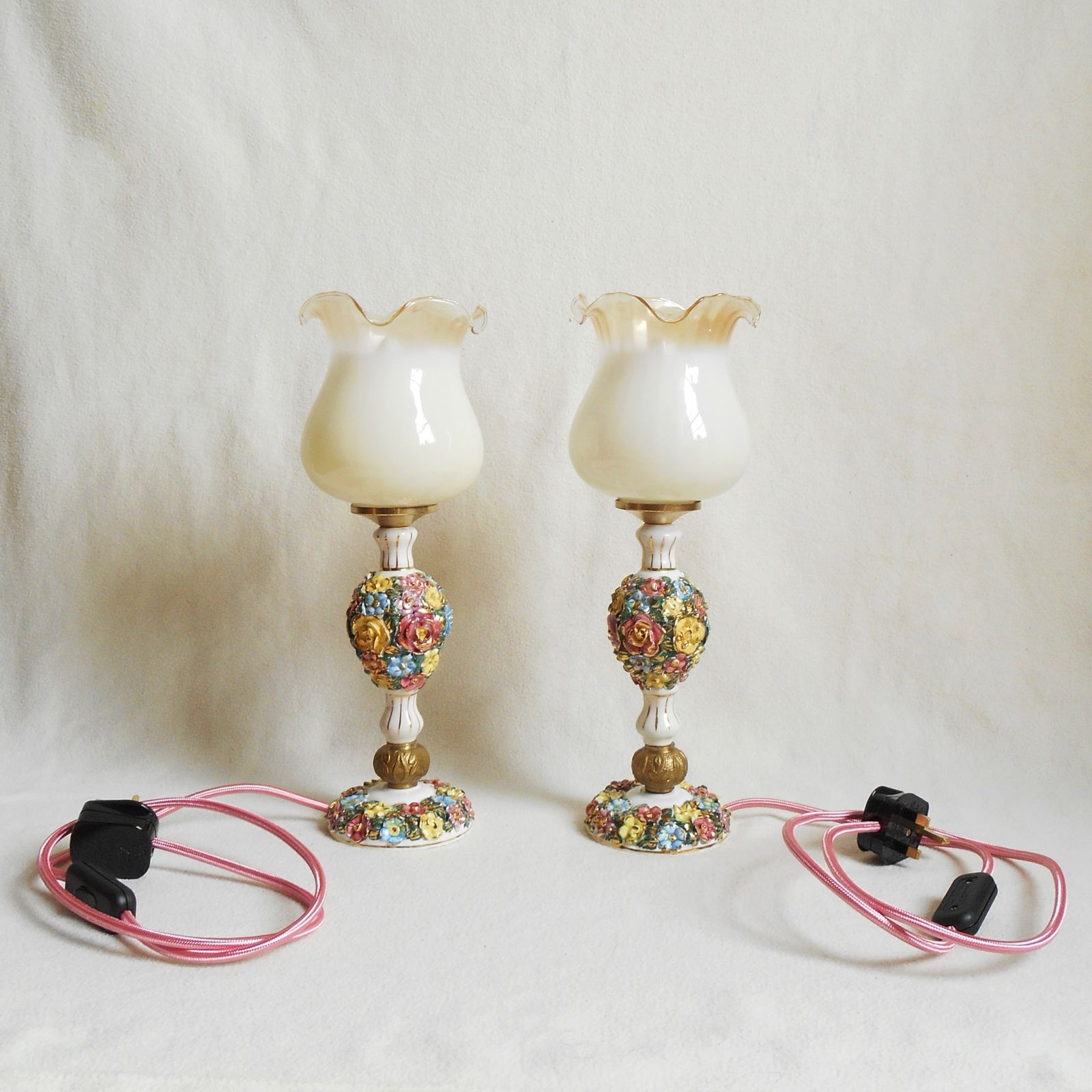 Paire de lampes de table Capodimonte en porcelaine italienne à décor floral photo furniture