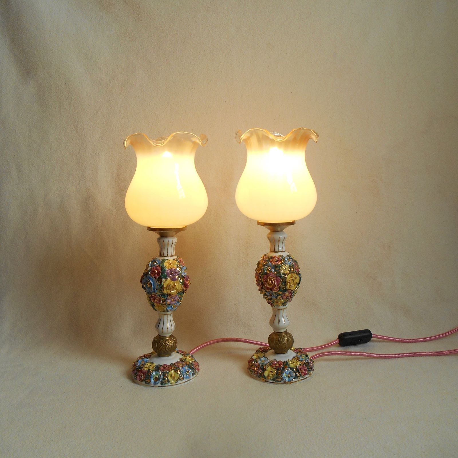 Paire de lampes de table Capodimonte en porcelaine italienne à décor floral photo Luminaires