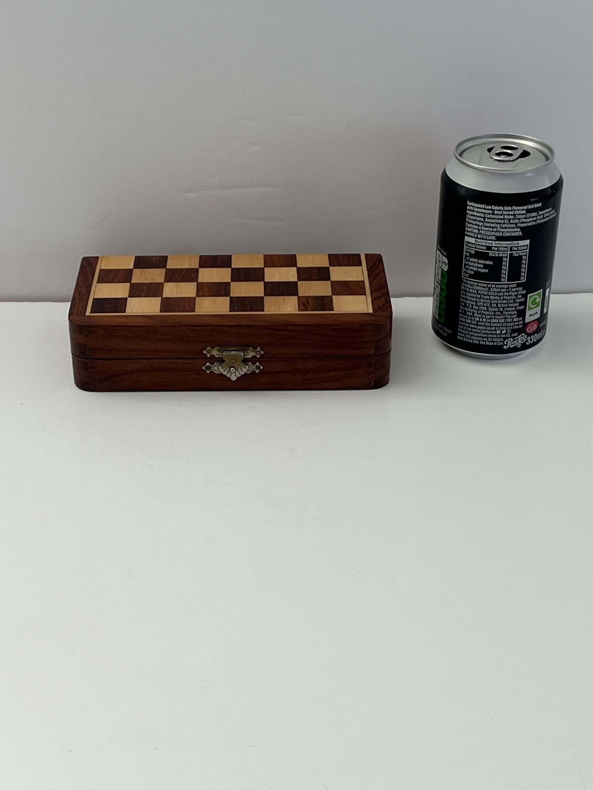 photo vinterior 1950s Handmade Miniature Chess Set With Walnut Inlaid Box With Magnetic Pieces