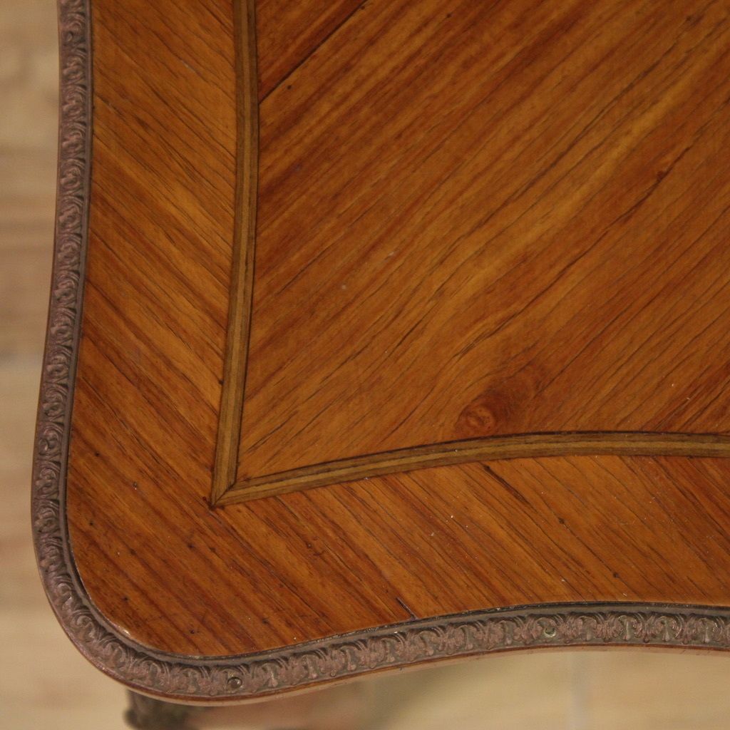 Table basse élégante du XXe siècle photo buy