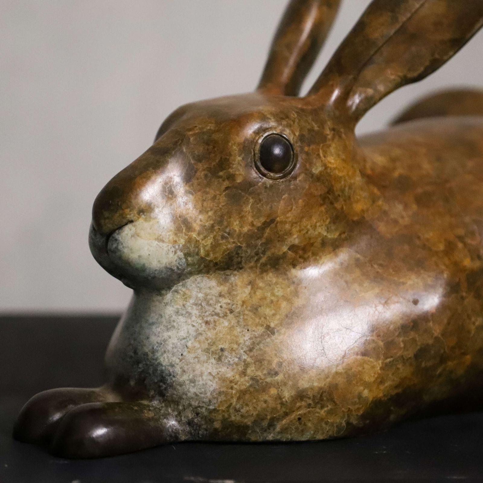 photo furniture “Taking It Easy” – Bronze Rabbit By Richard J. Smith, Artist’s Copy, Lost‑Wax Cast