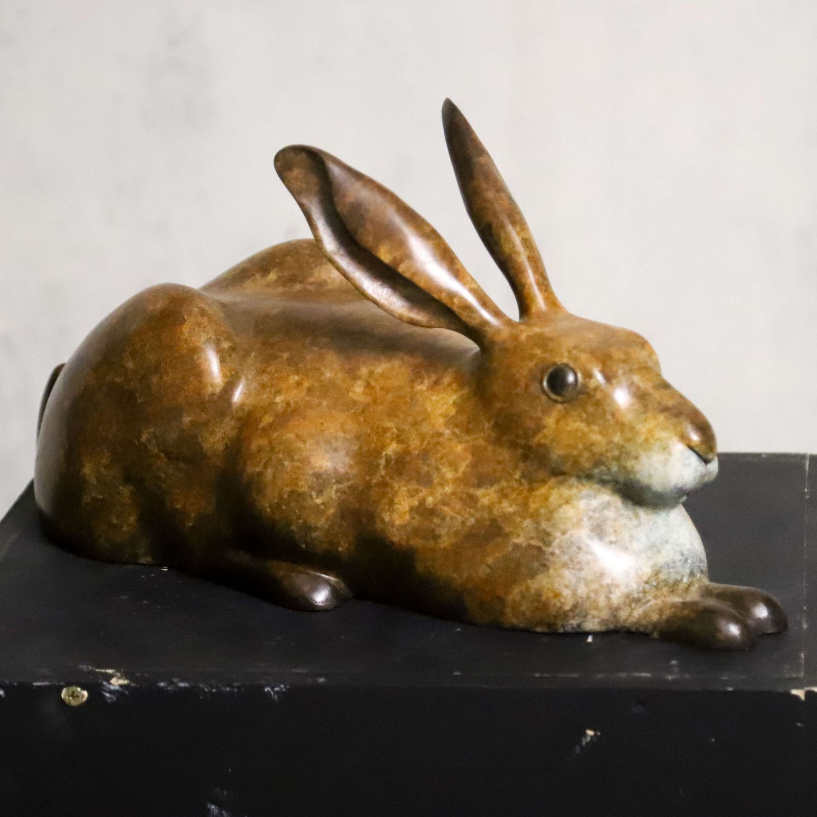 photo vintage “Taking It Easy” – Bronze Rabbit By Richard J. Smith, Artist’s Copy, Lost‑Wax Cast